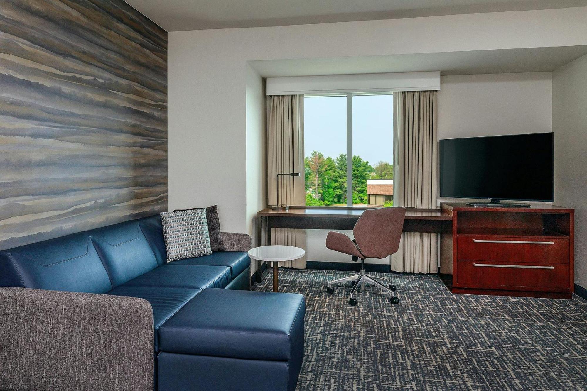 King Studio with Sofa Bed and Roll-in Shower - Mobility Accessible