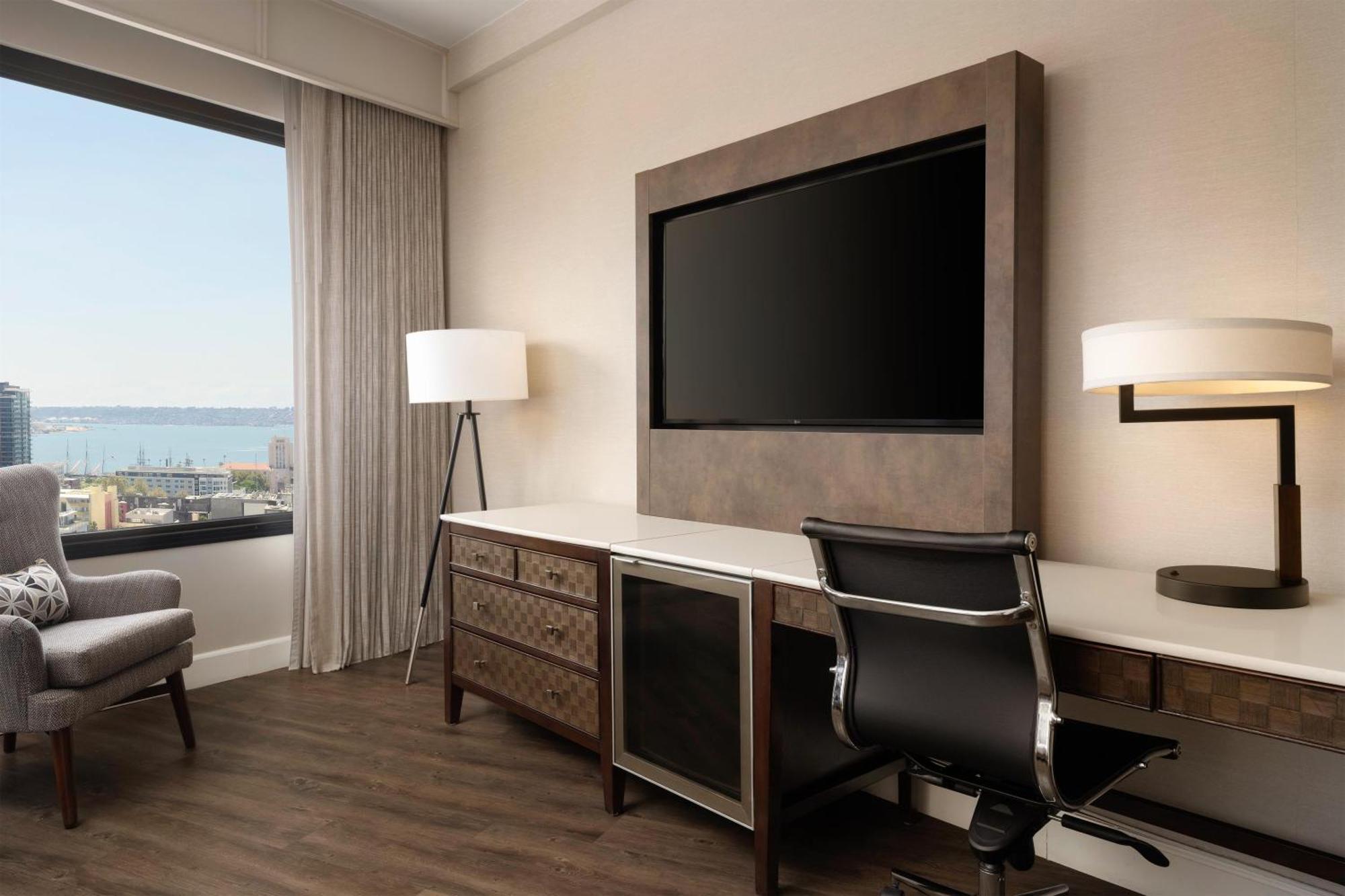 King Room with Bay View - Top Floor/Non-Smoking