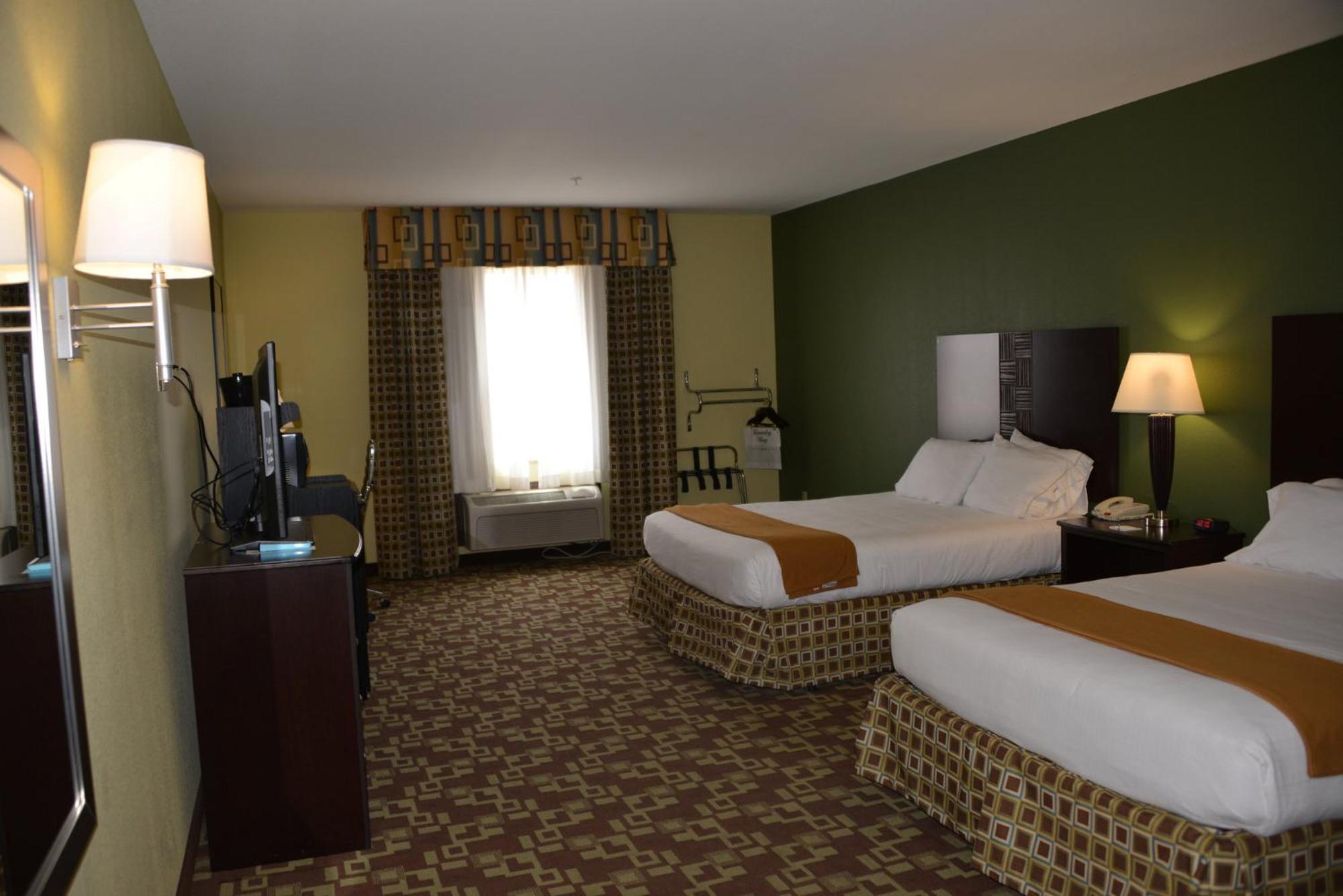 Standard Queen Room with Two Queen Beds and Mobility Accessible Tub