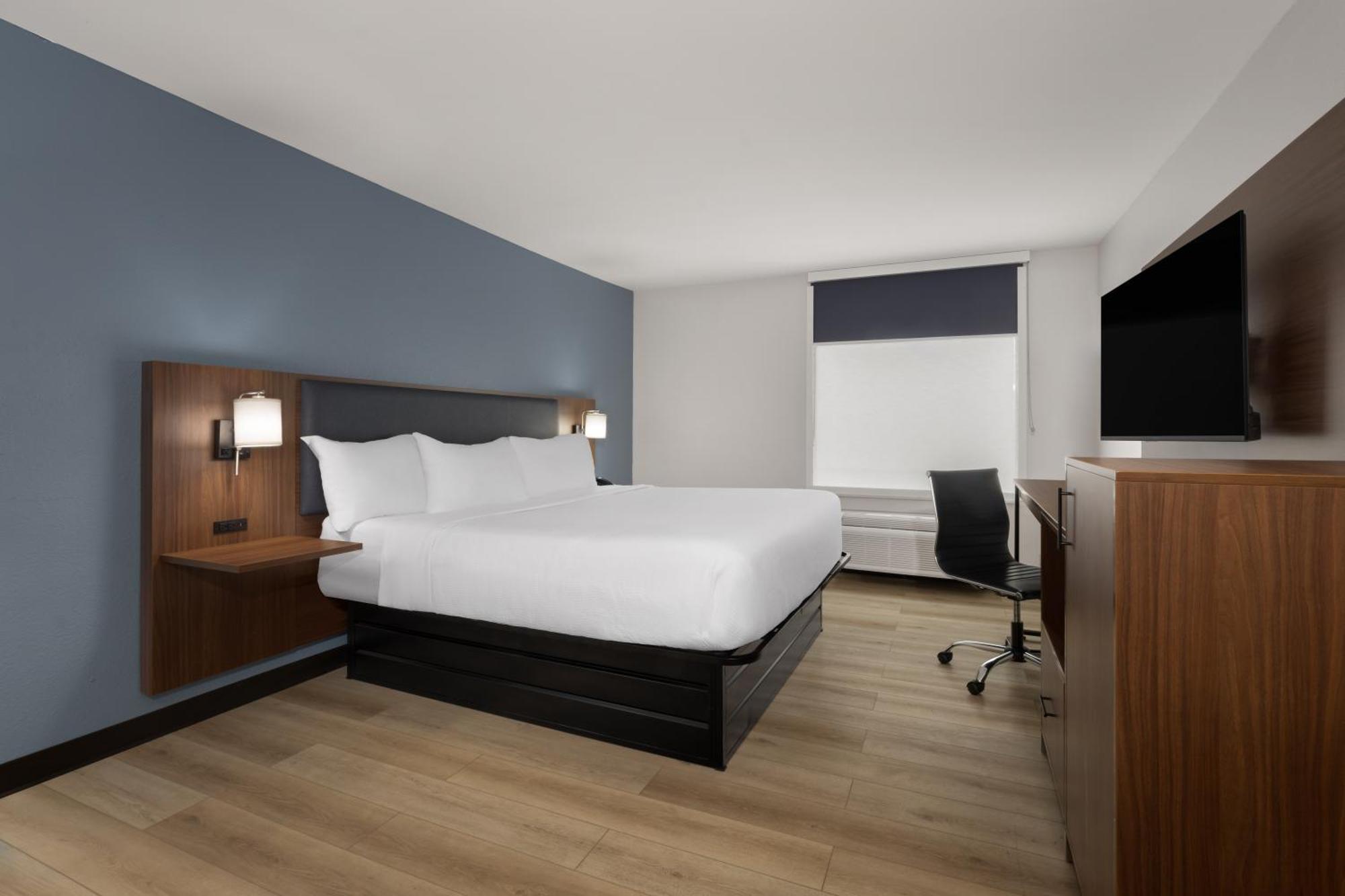 King Room with Mobility Access and Bathtub with Grab Bars, Non-Smoking
