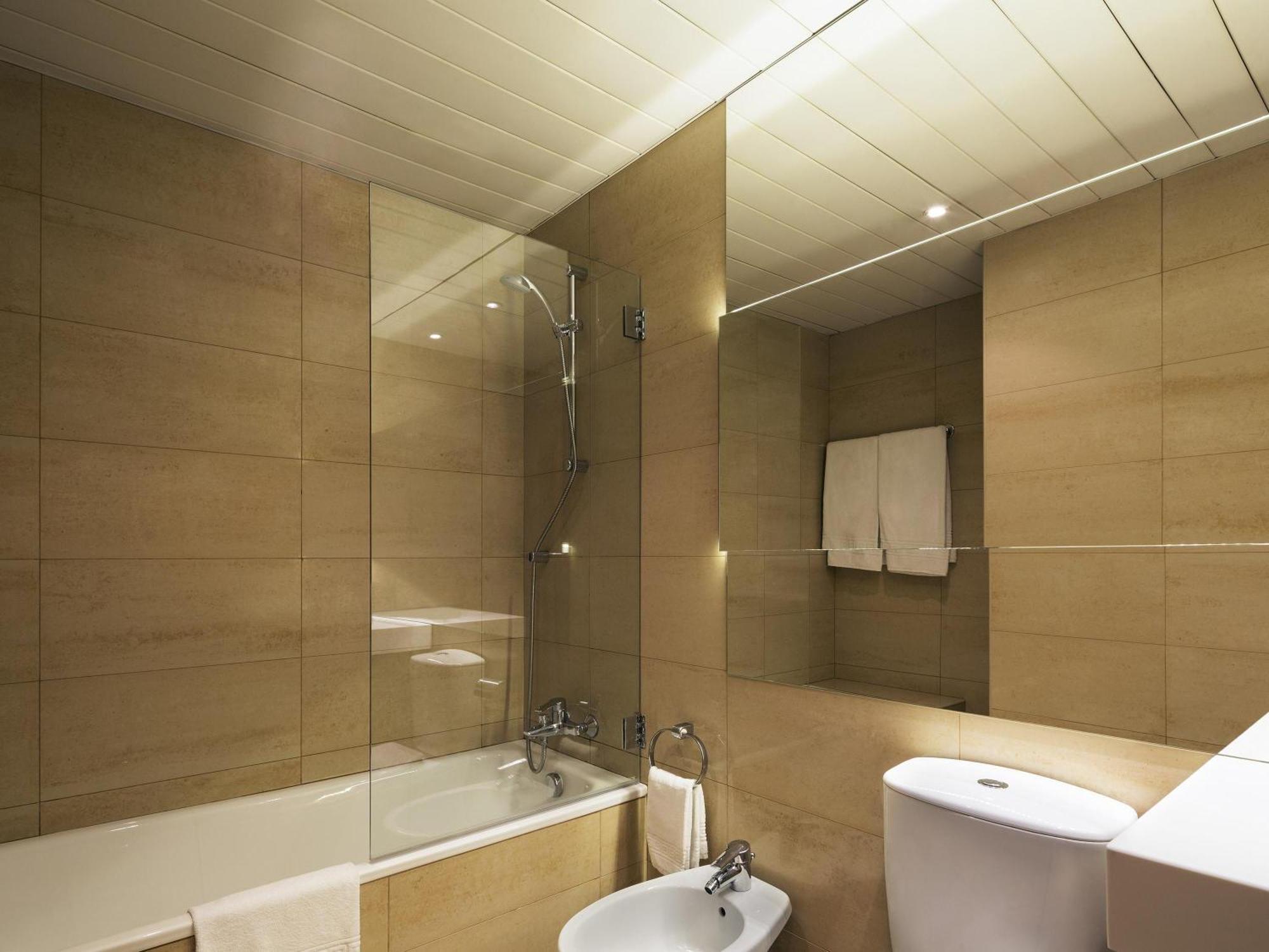 Quarto Superior com 2 Camas Individuais e Vista Cidade