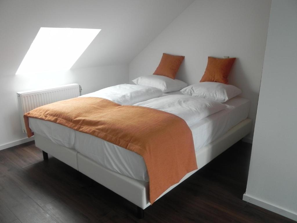 Comfort Kamer met 2 Eenpersoonsbedden en Slaapbank