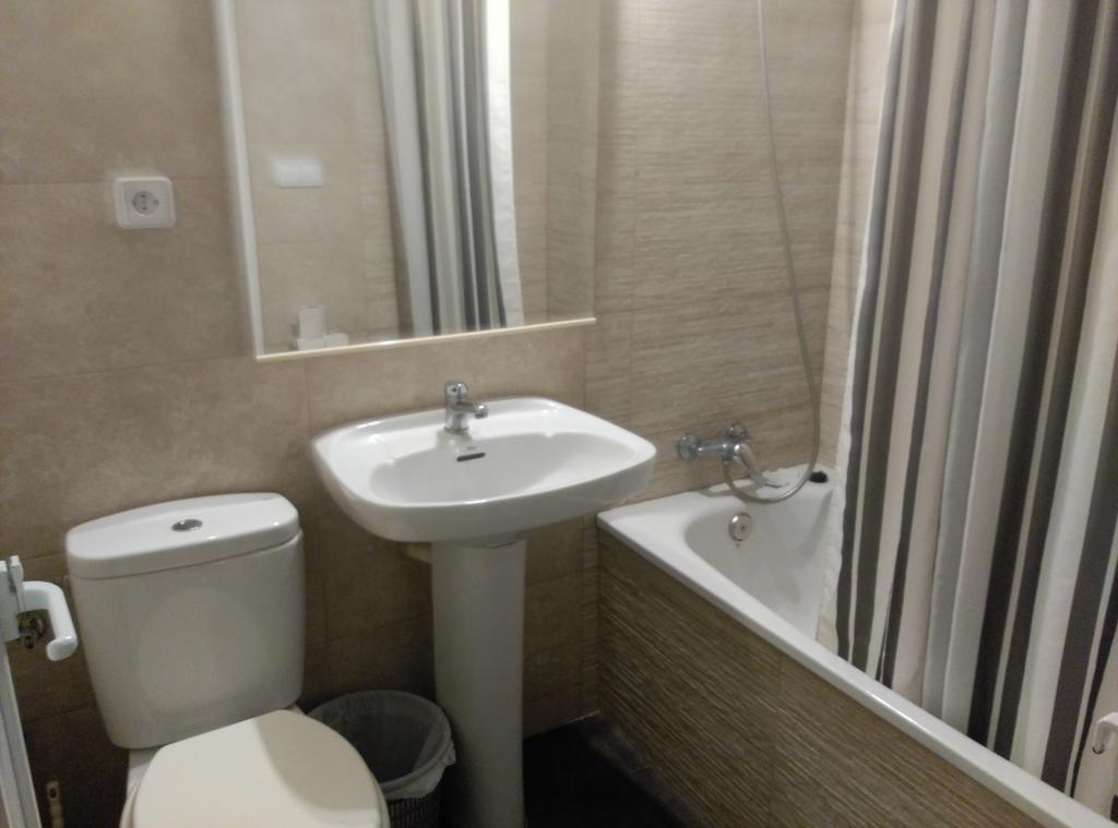 Quarto Duplo Económico com Casa de Banho Partilhada