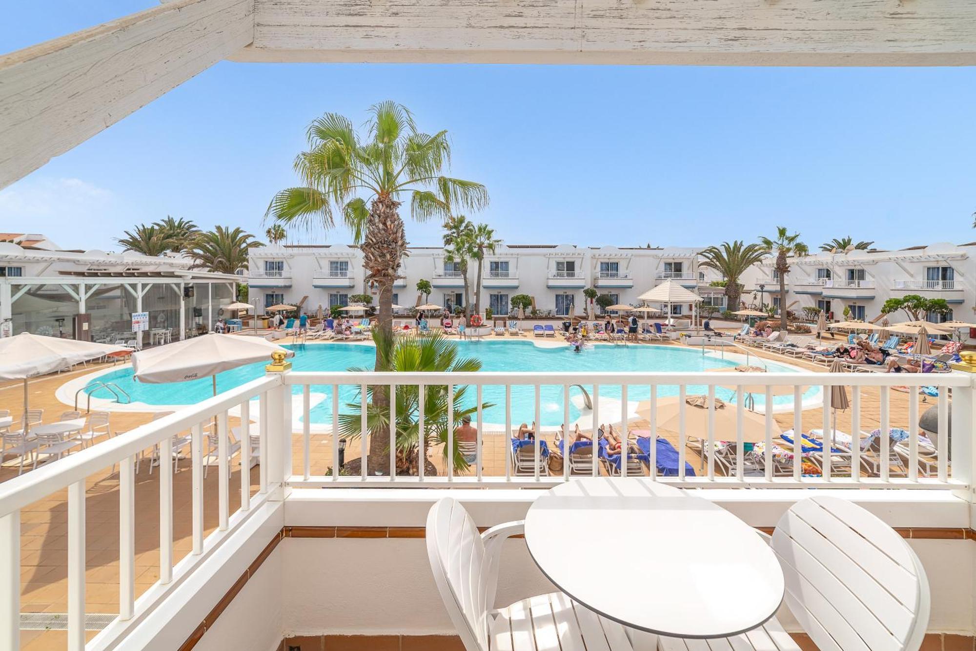 Apartment Pool View,1730007583:JPEG