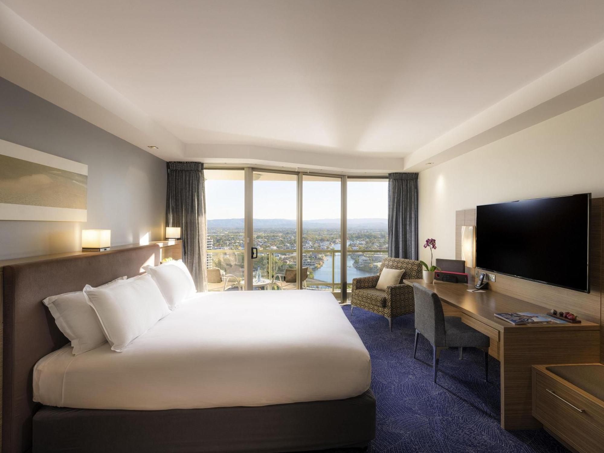 Classic King Room with City View and One King Bed