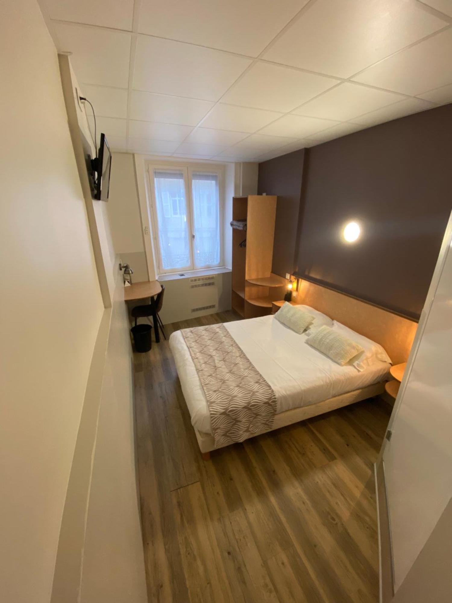 Chambre Simple avec Lit Double et Salle de Bains Cabine