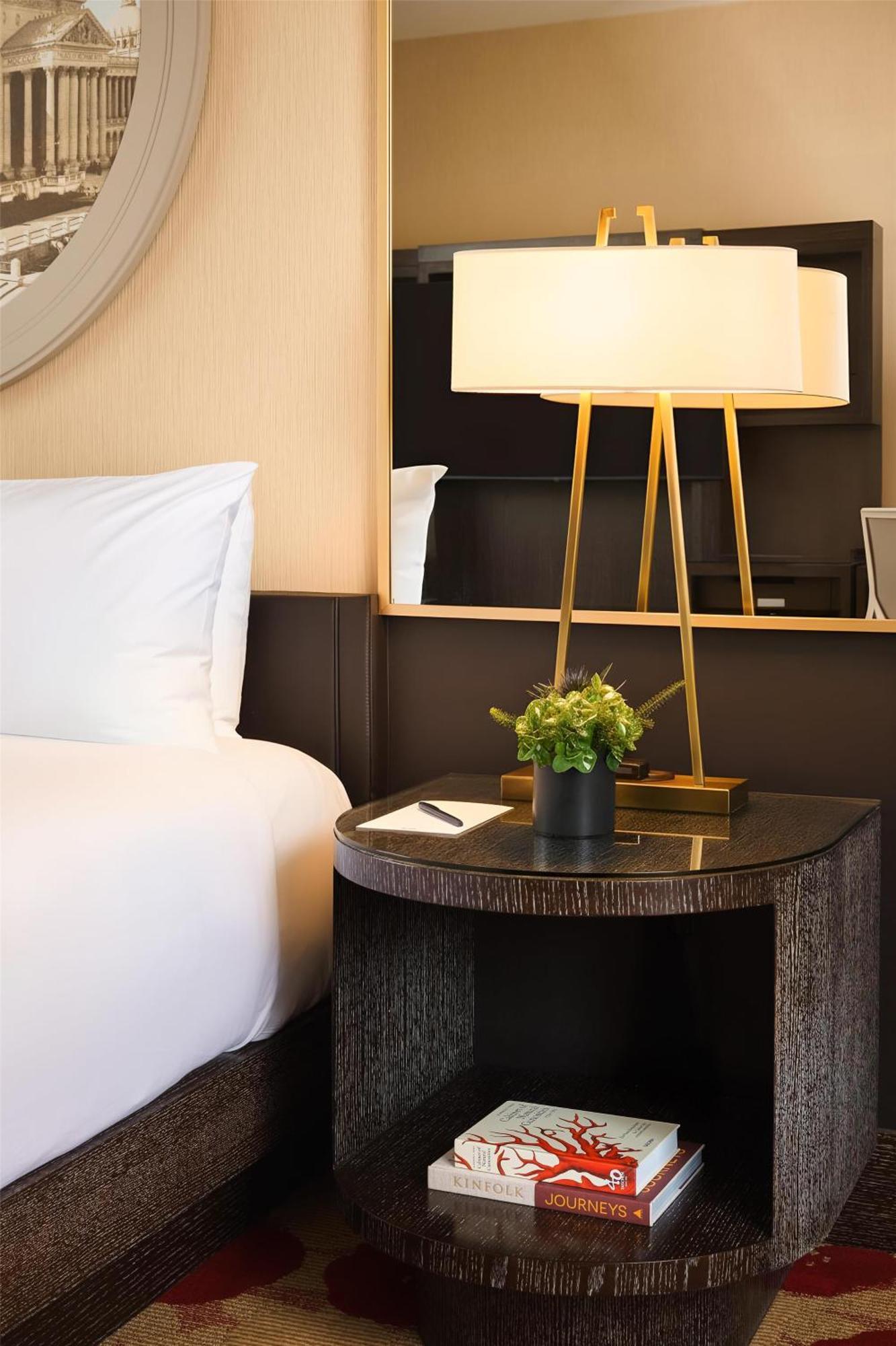 Deluxe Zimmer mit Kingsize-Bett, Stadtblick und ebenerdiger Dusche – für Personen mit eingeschränkter Mobilität/Hörgeschädigte geeignet