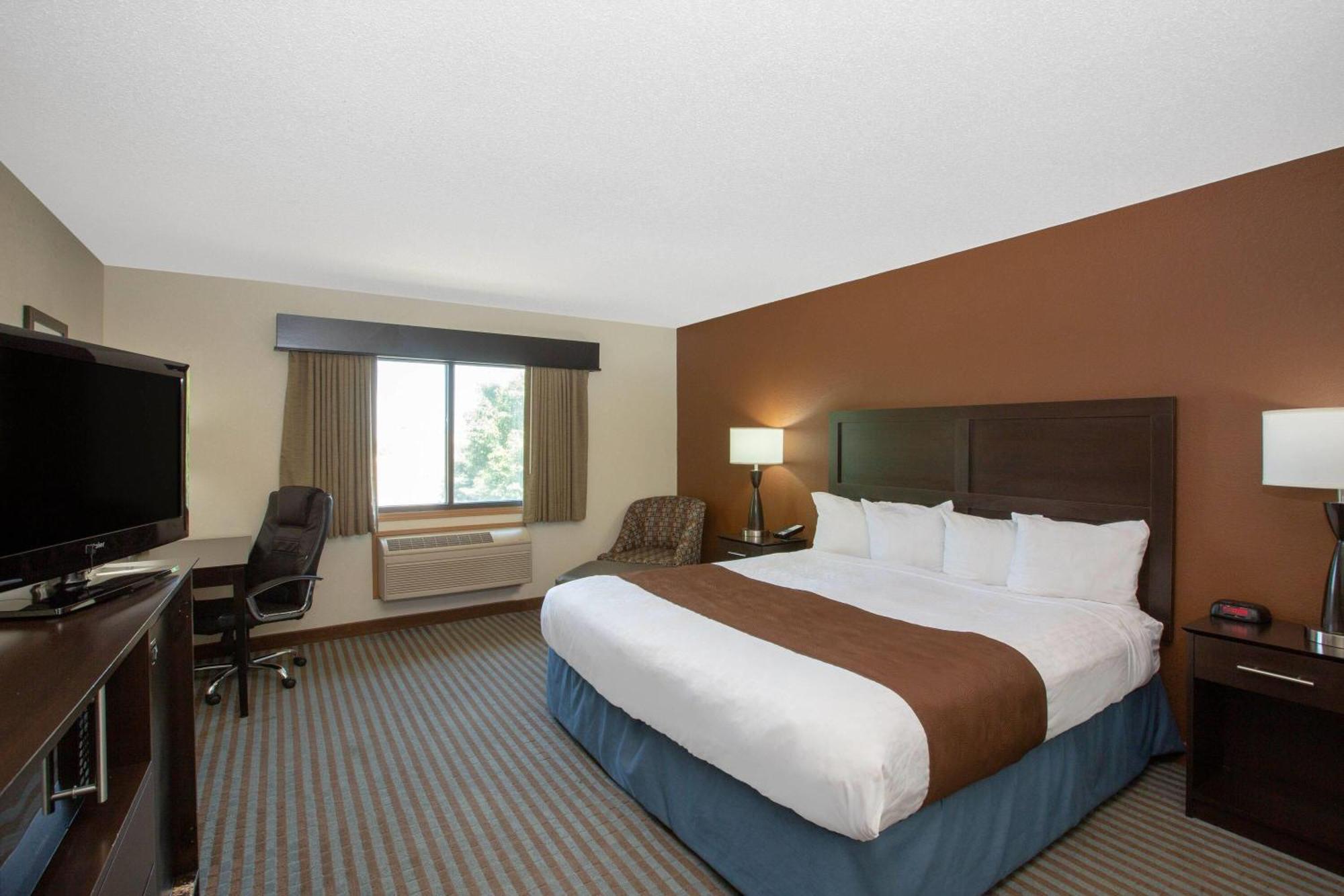 Deluxe King Suite - Non-Smoking