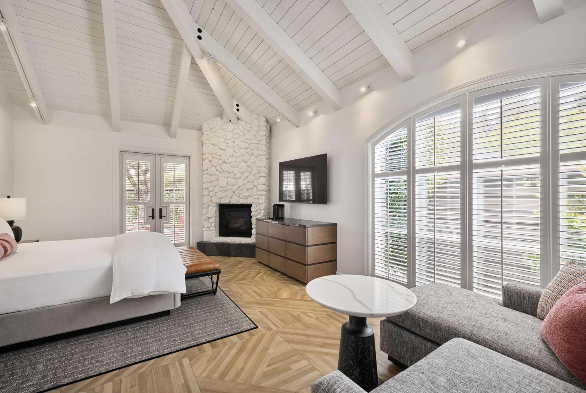 Newly Renovated Deluxe King Room,1730045993:JPEG