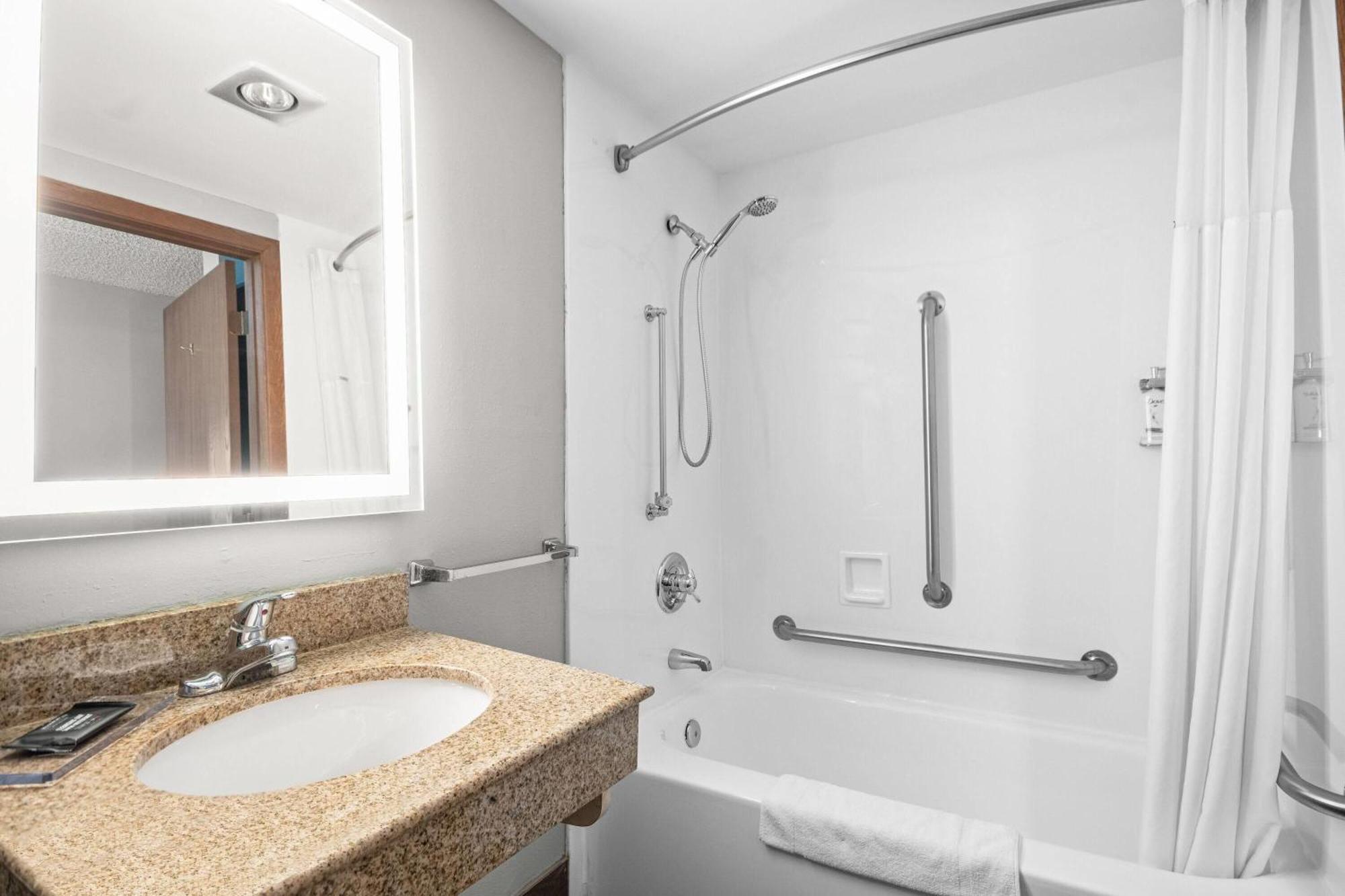 Queen Room - Disability Access/Non-Smoking