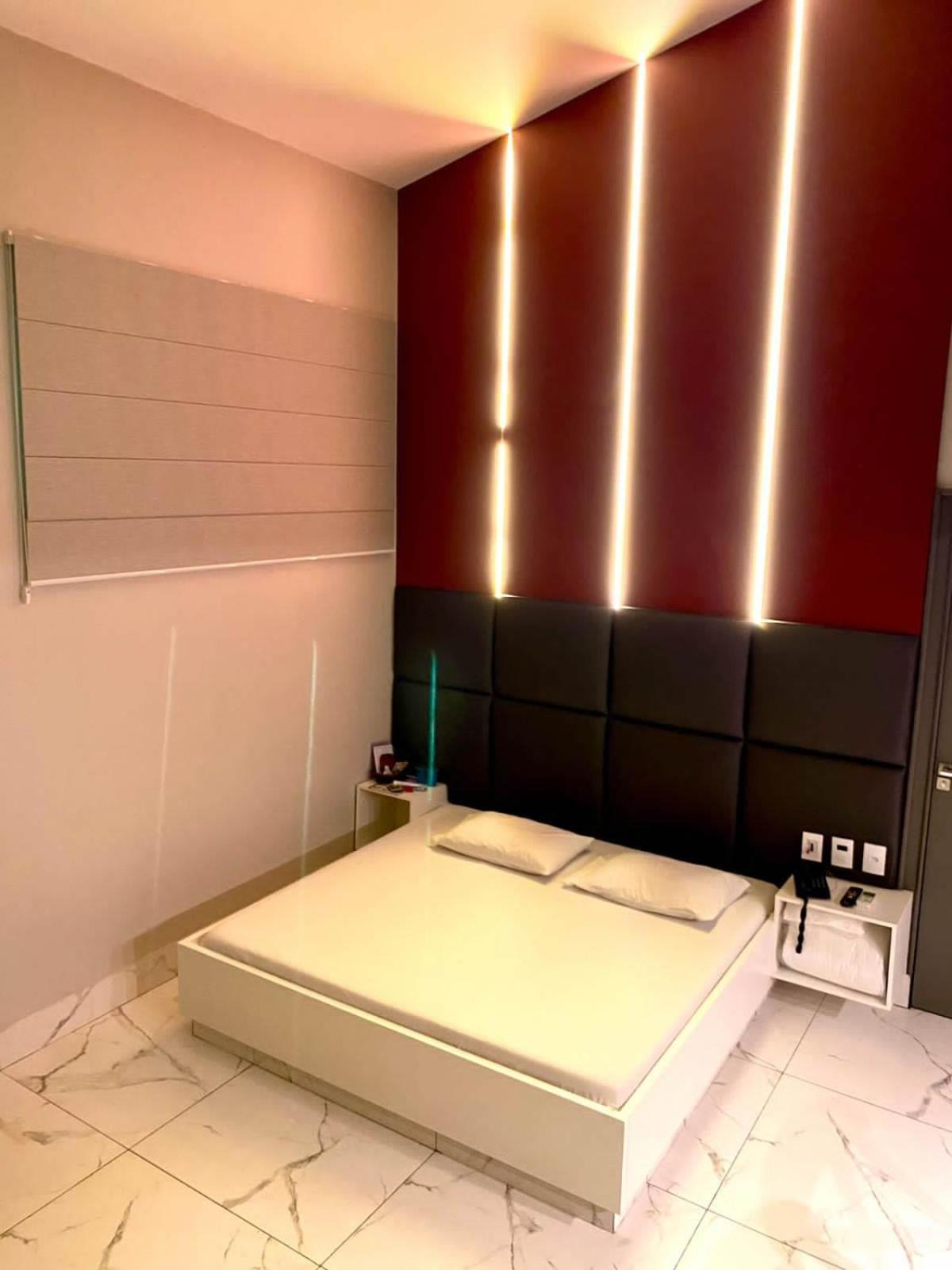 Suíte com Cama King-size e Banheira de Hidromassagem