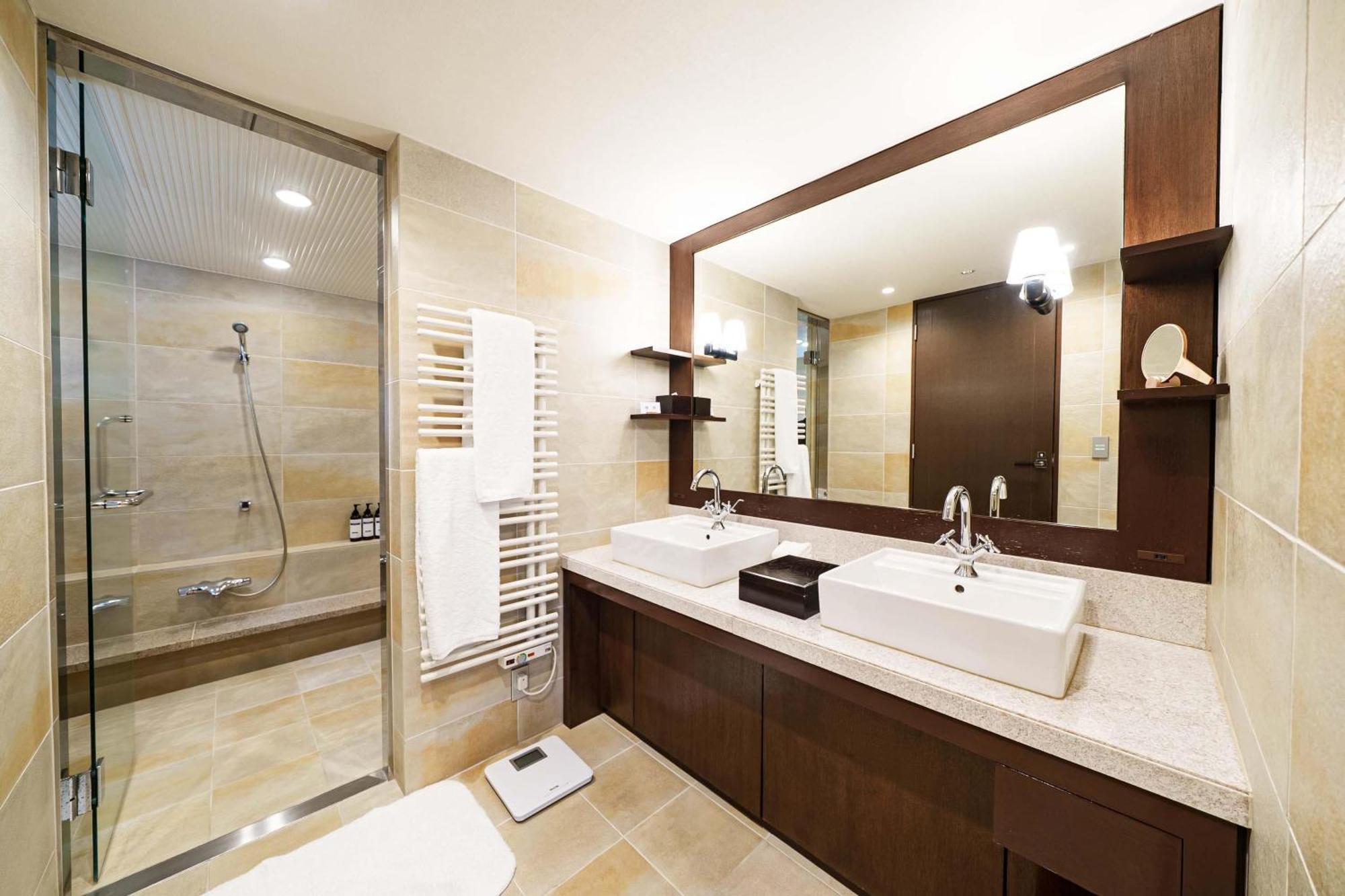 Executive Suite with Two Single Beds