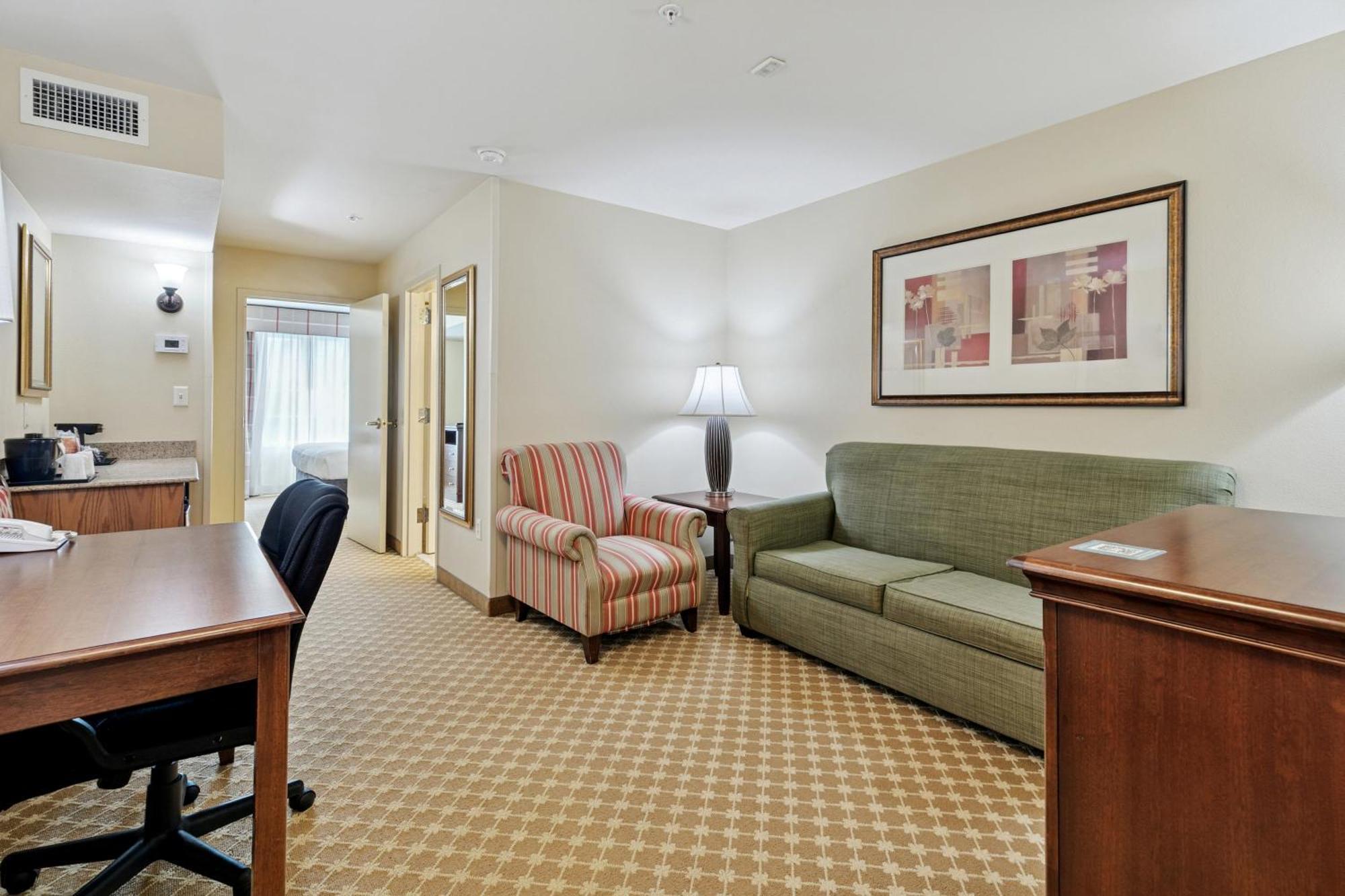 One-Bedroom King Suite - Disability Access/Non-Smoking