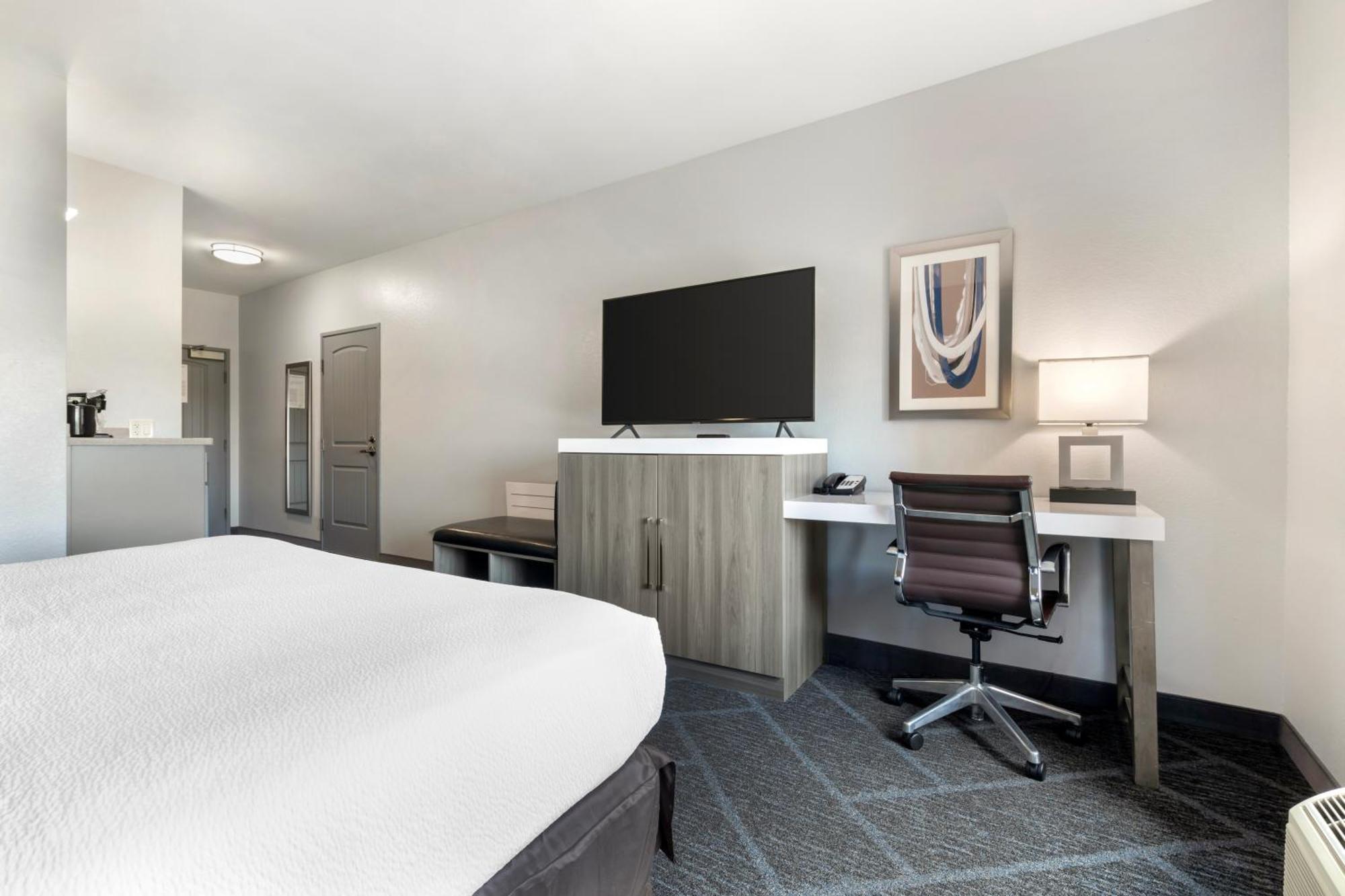 King Room with Mobility/Hearing Access and Roll-In Shower, Non-Smoking