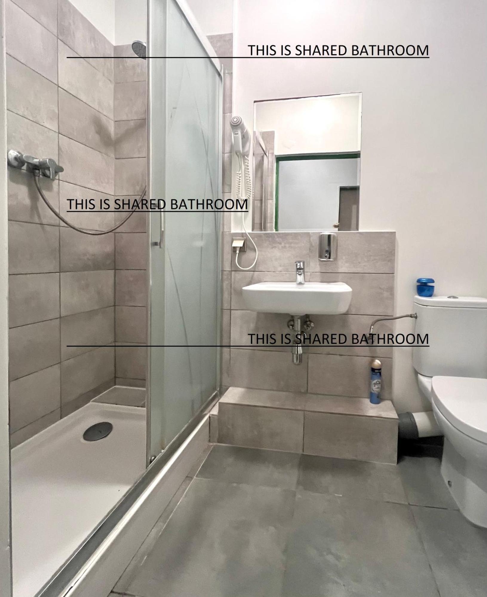 Quarto Quádruplo com Banheiro Compartilhado