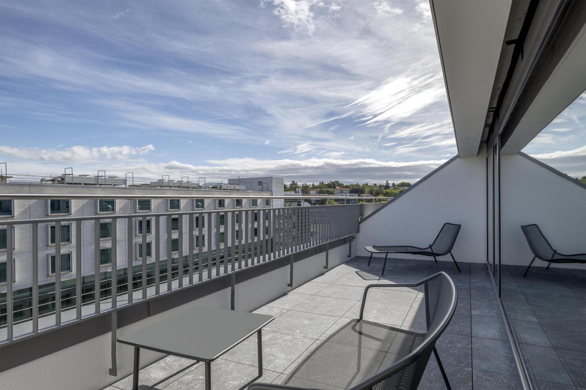 Suite de 1 dormitorio con terraza y cama extragrande