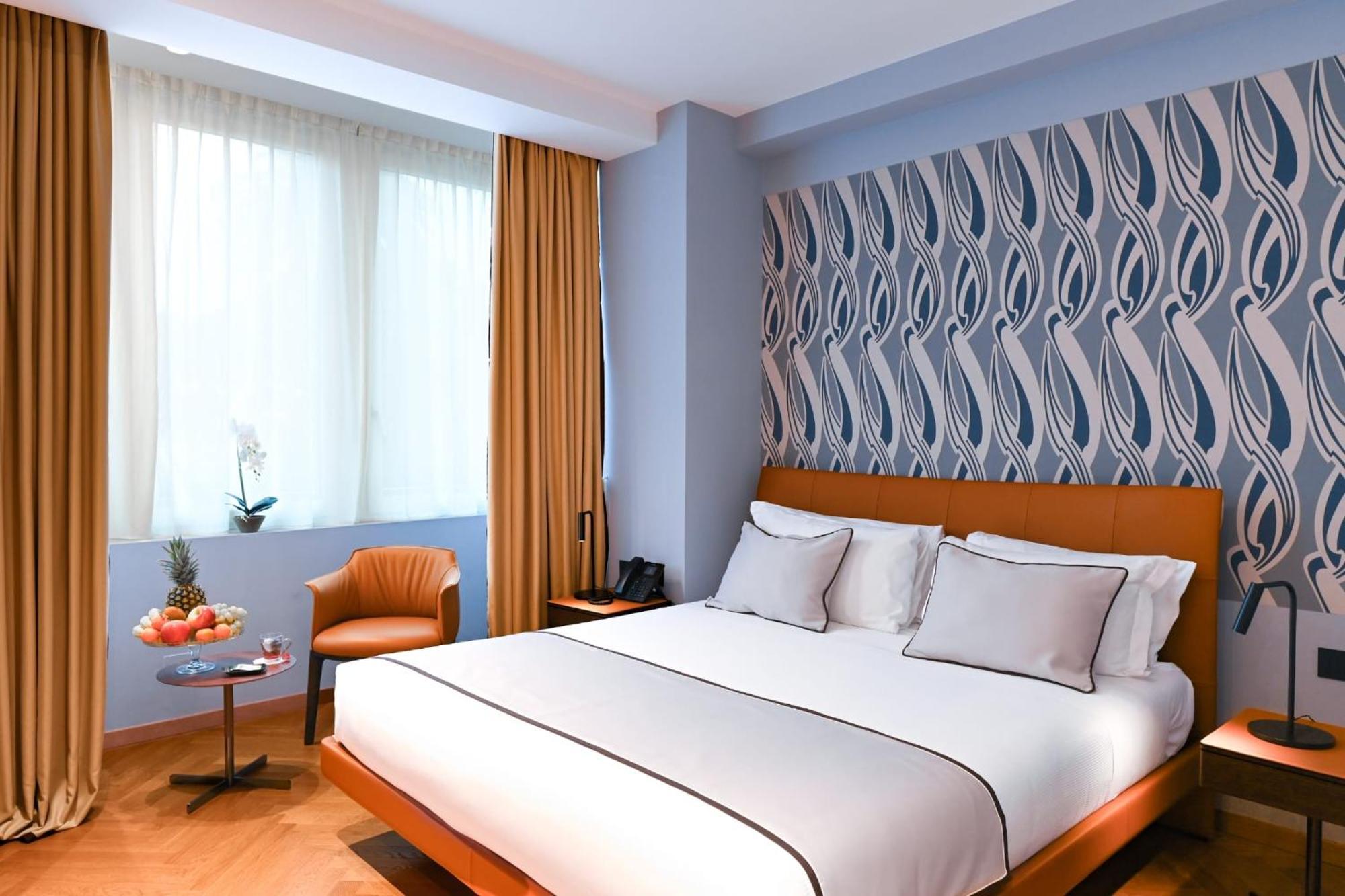 Deluxe Double or Twin Room with Partial Sea View