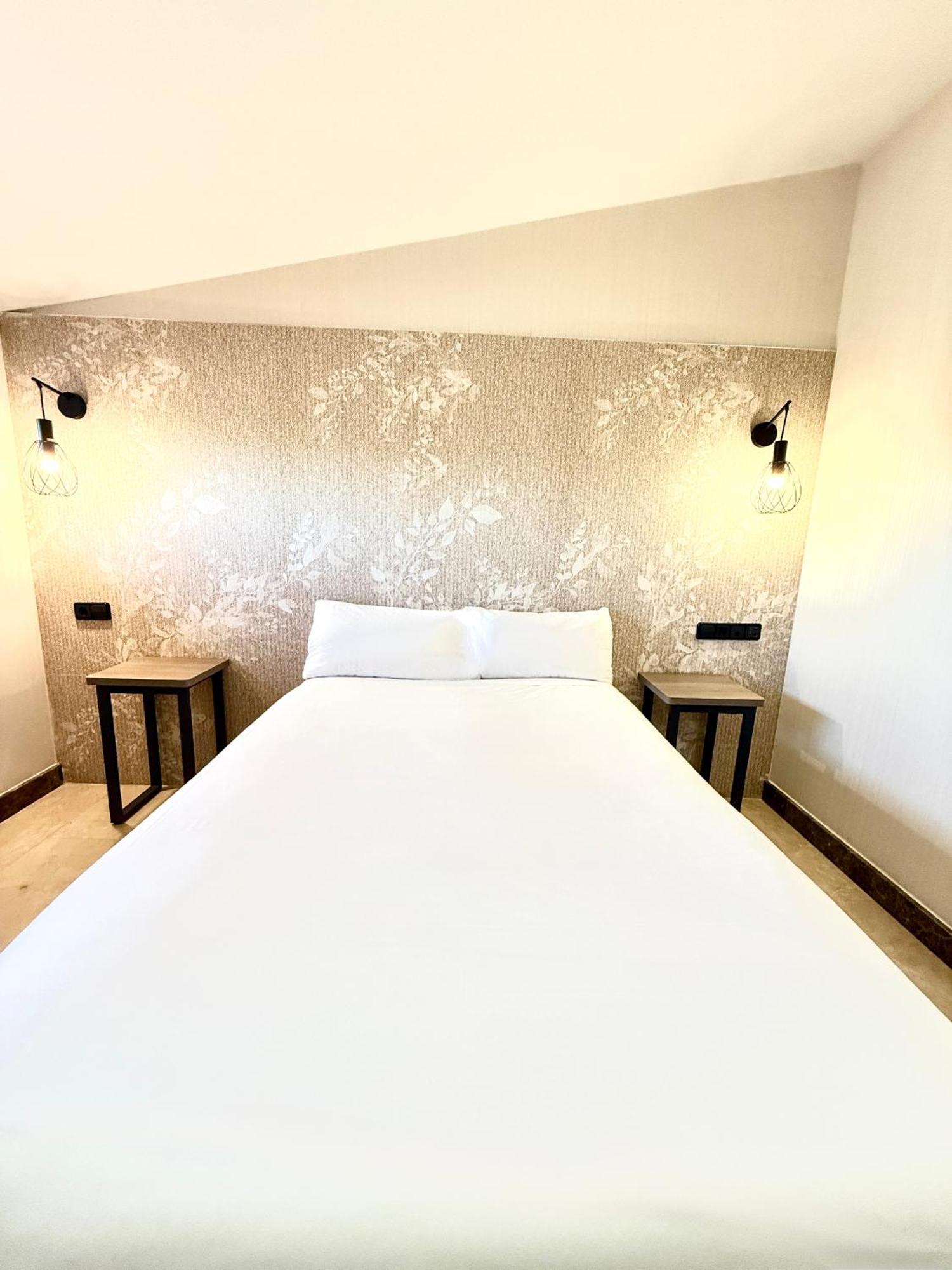 Standard Single Room,1742648650:JPEG
