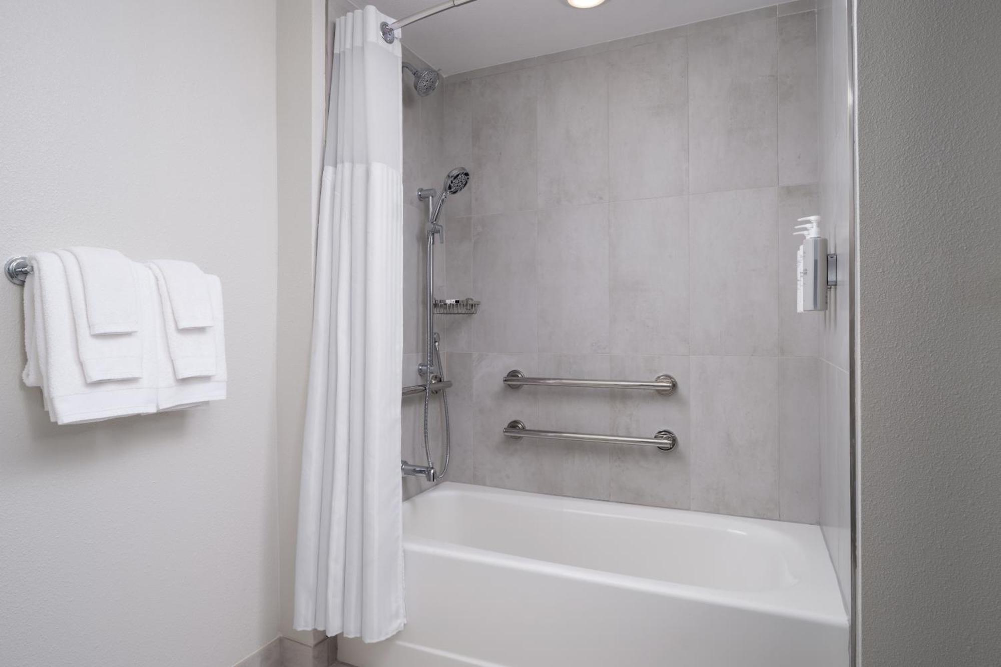 One-Bedroom King Suite - Hearing Access/Non-Smoking