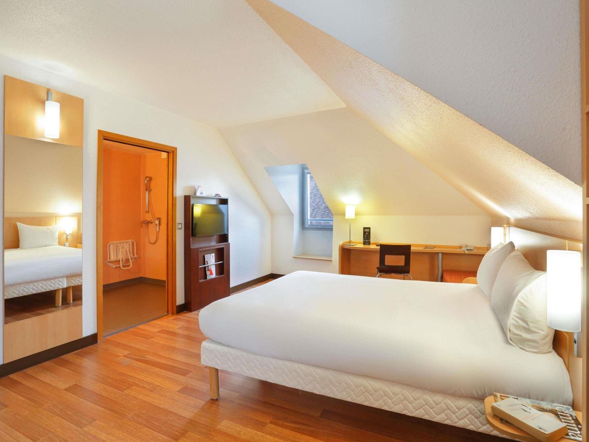 Standard Room with One Double Bed and One Single Bed,1765203031:JPEG