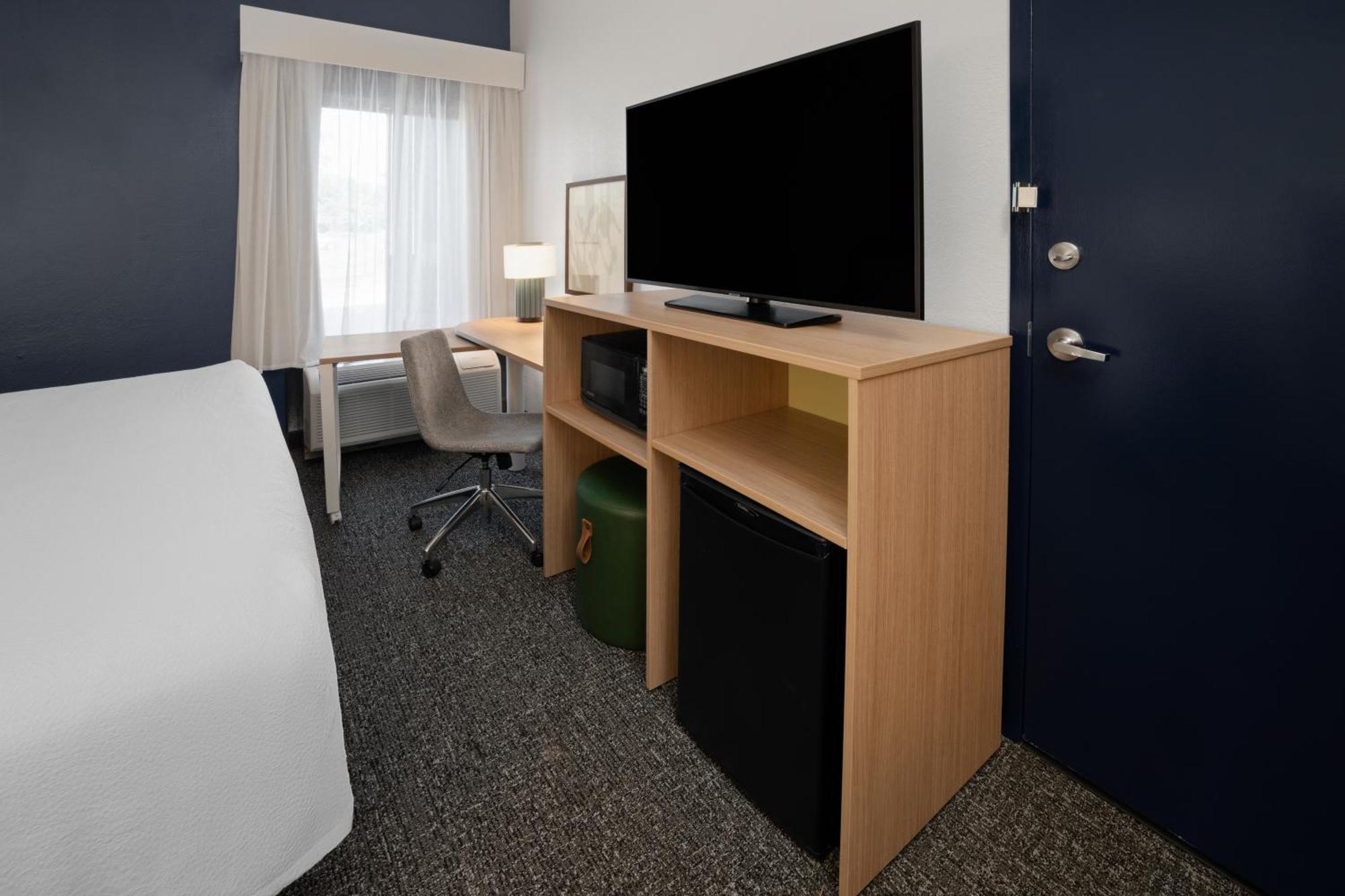 King Room with Bath Tub - Mobility/Hearing Access