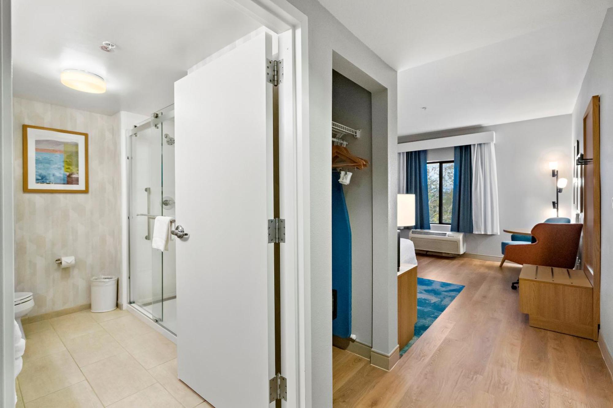 King Room with King Bed - Non-Smoking