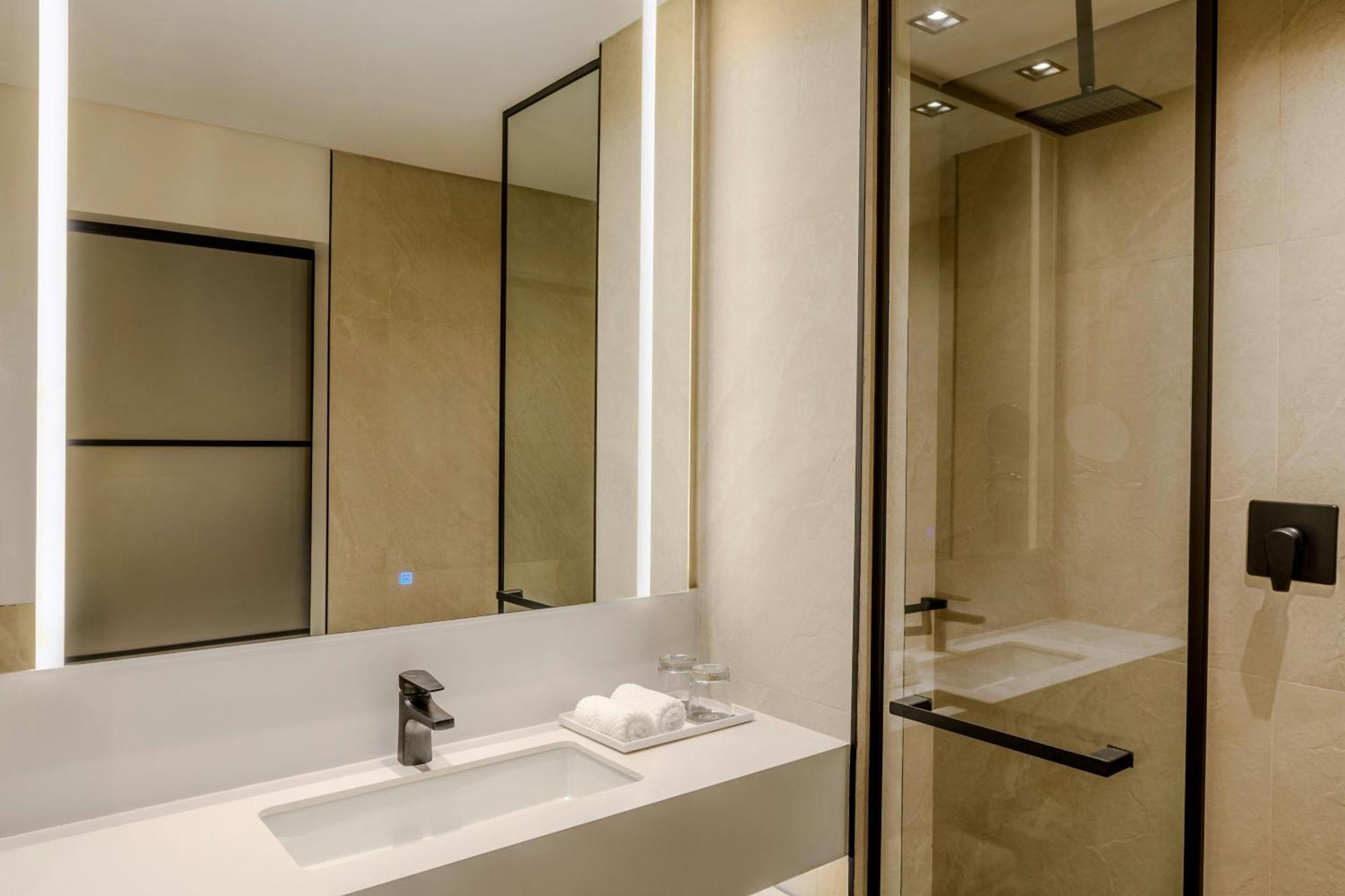 Quarto Clássico com 2 Camas de Solteiro e Vista da Cidade