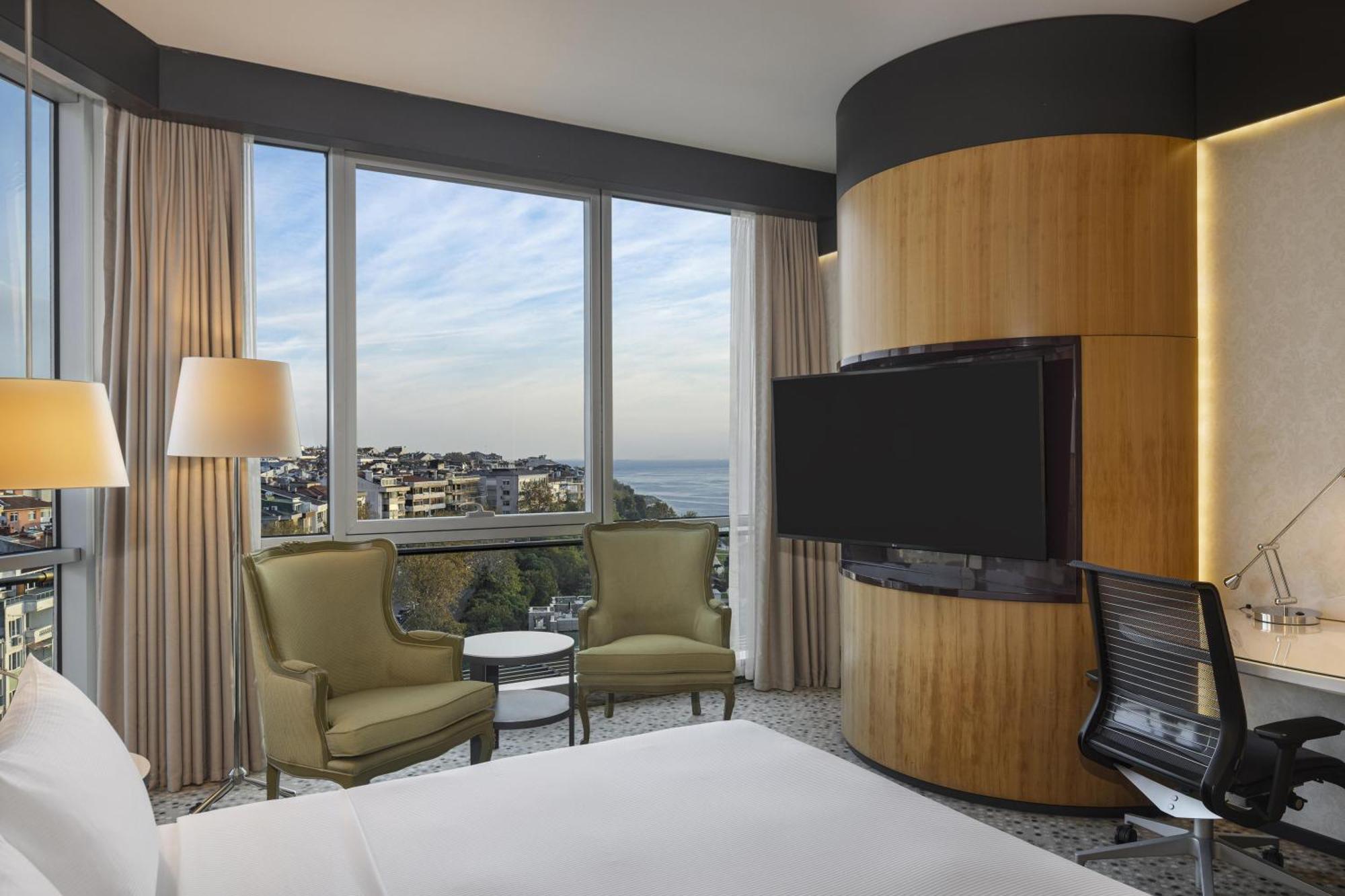 Deluxe Zimmer mit Kingsize-Bett und seitlichem Meerblick.