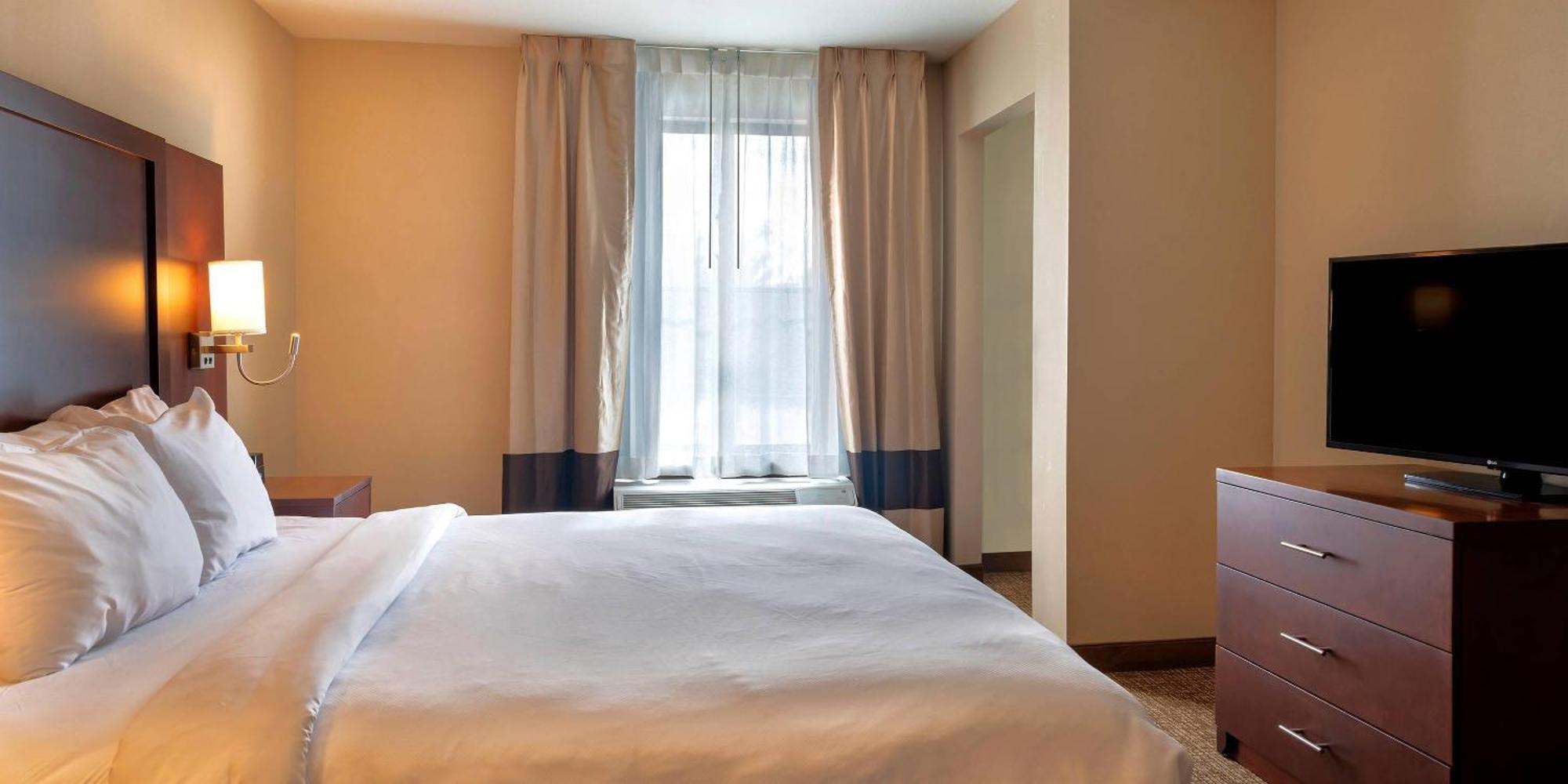 King Suite with Living Room - Accessible/Non-Smoking