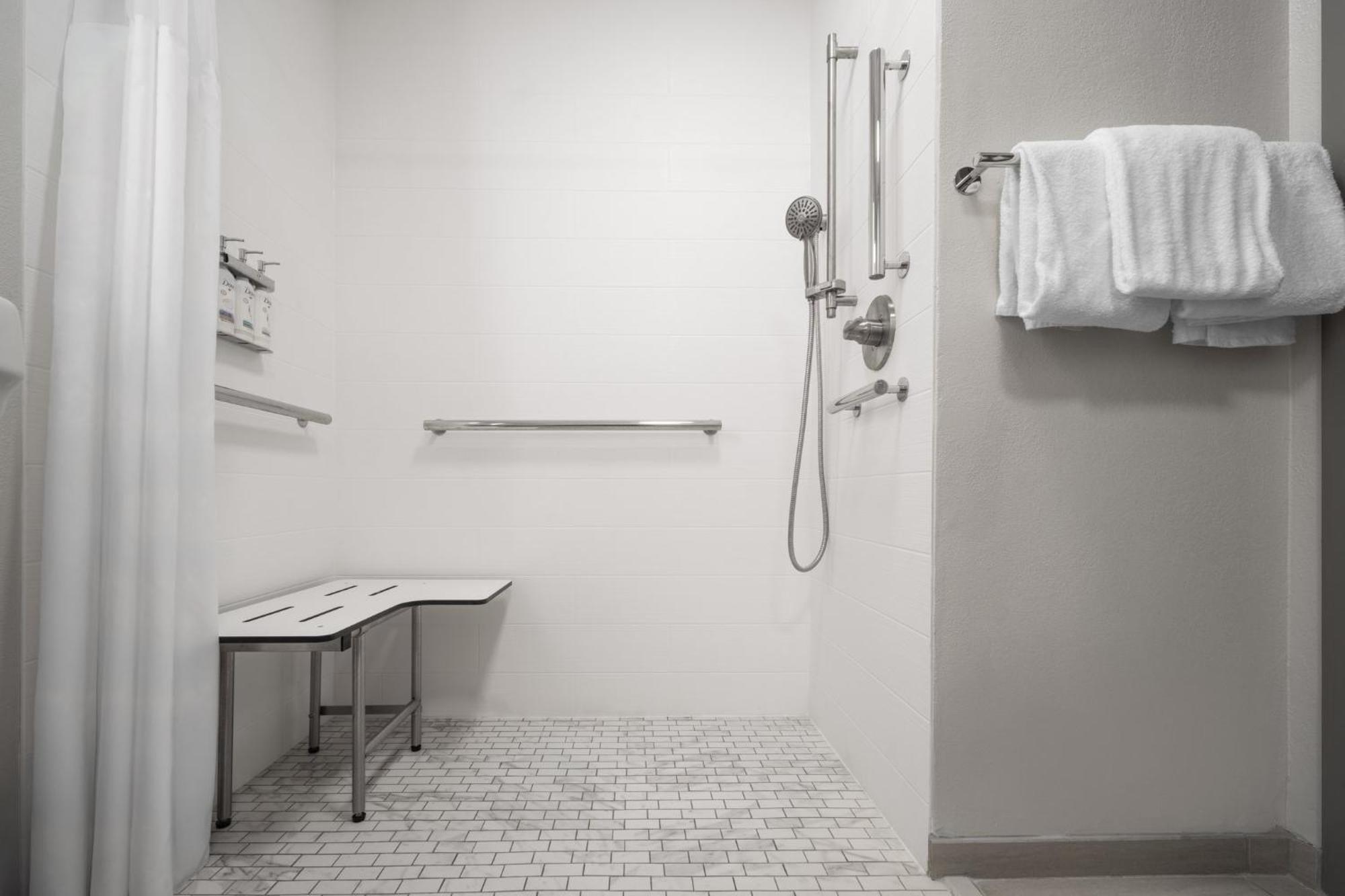 King Room - Mobility Access/Roll in Shower - Non-Smoking
