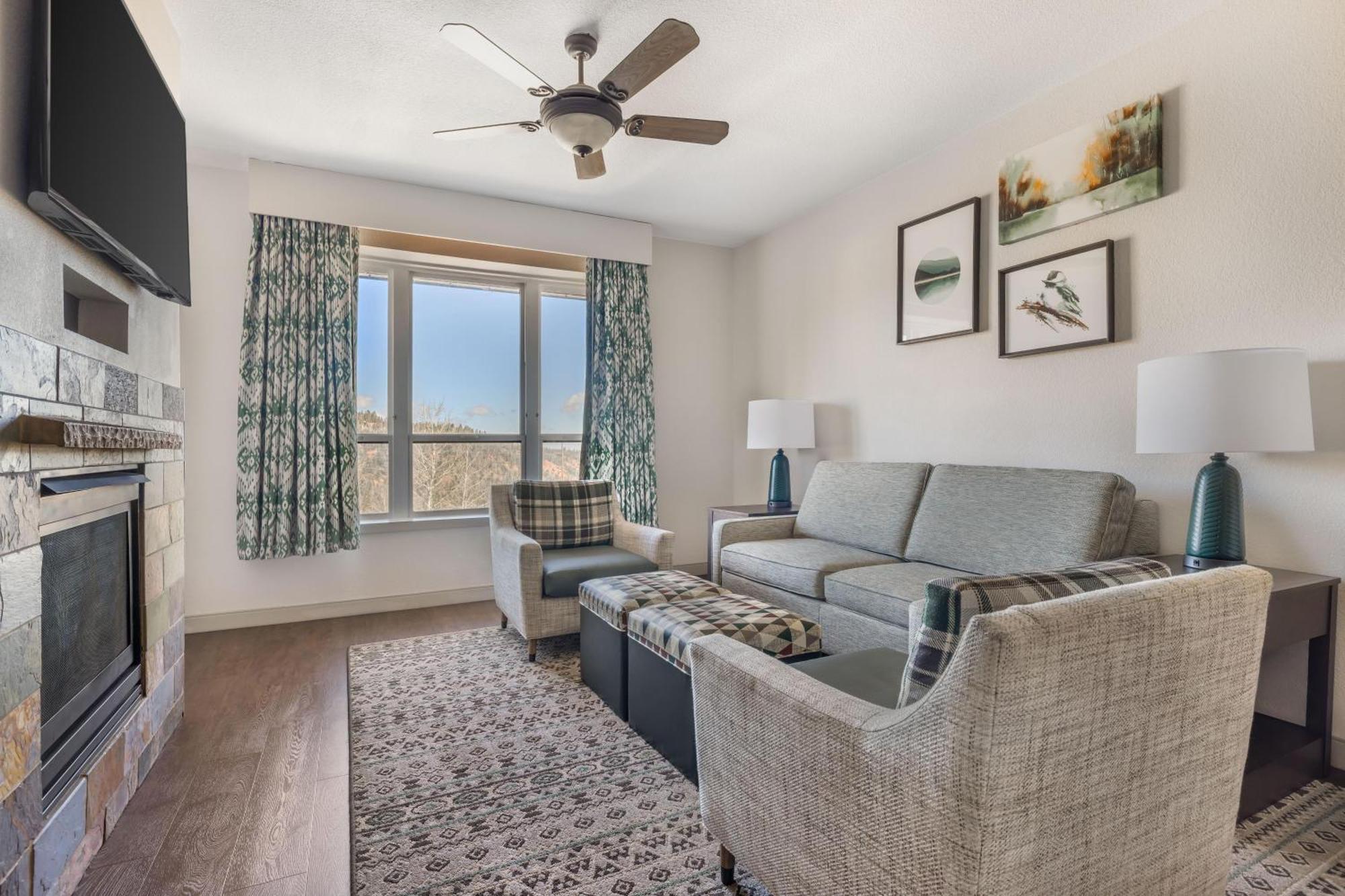 One-Bedroom King or Queen Suite