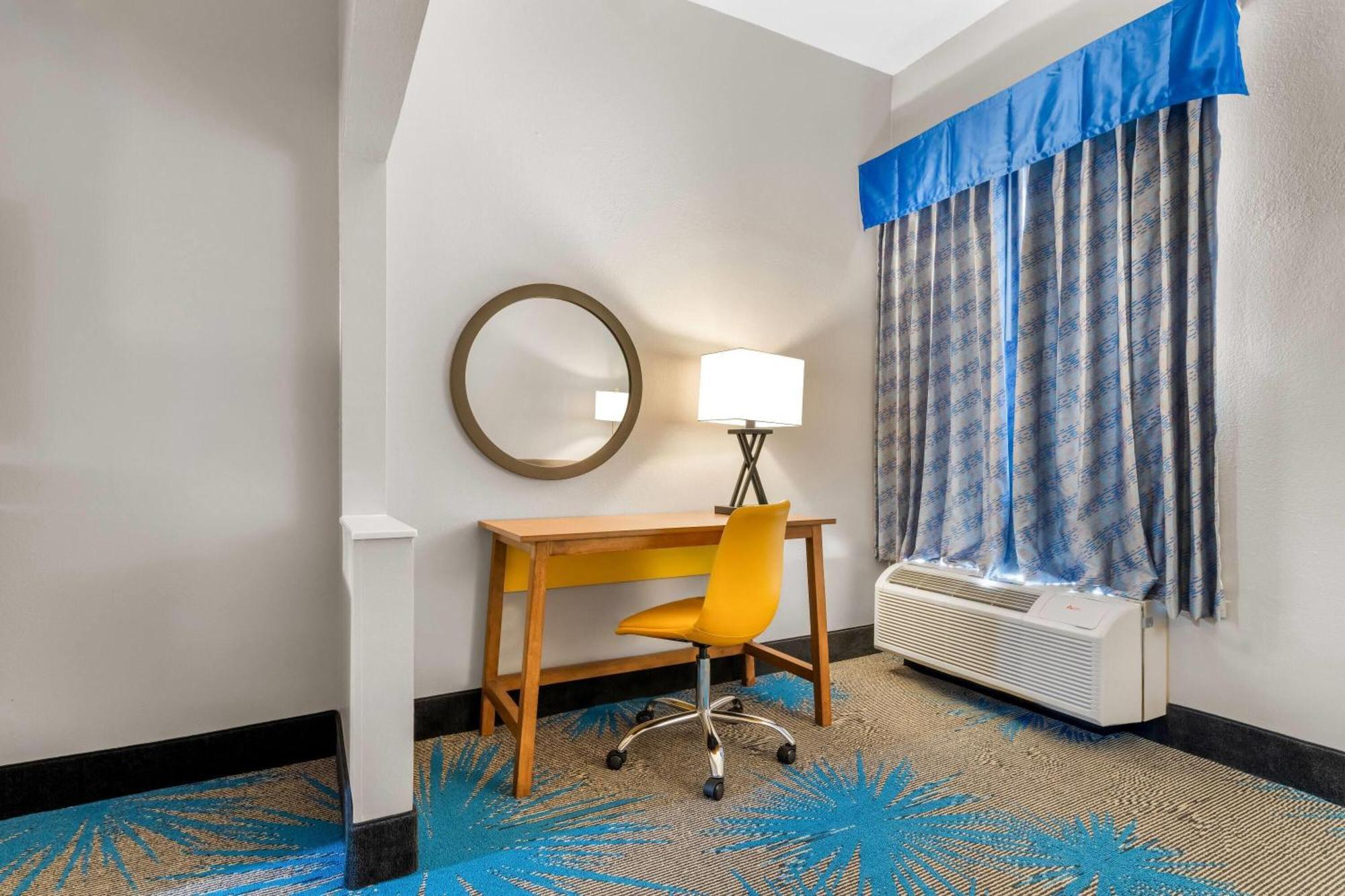 Deluxe King Suite - Non-Smoking