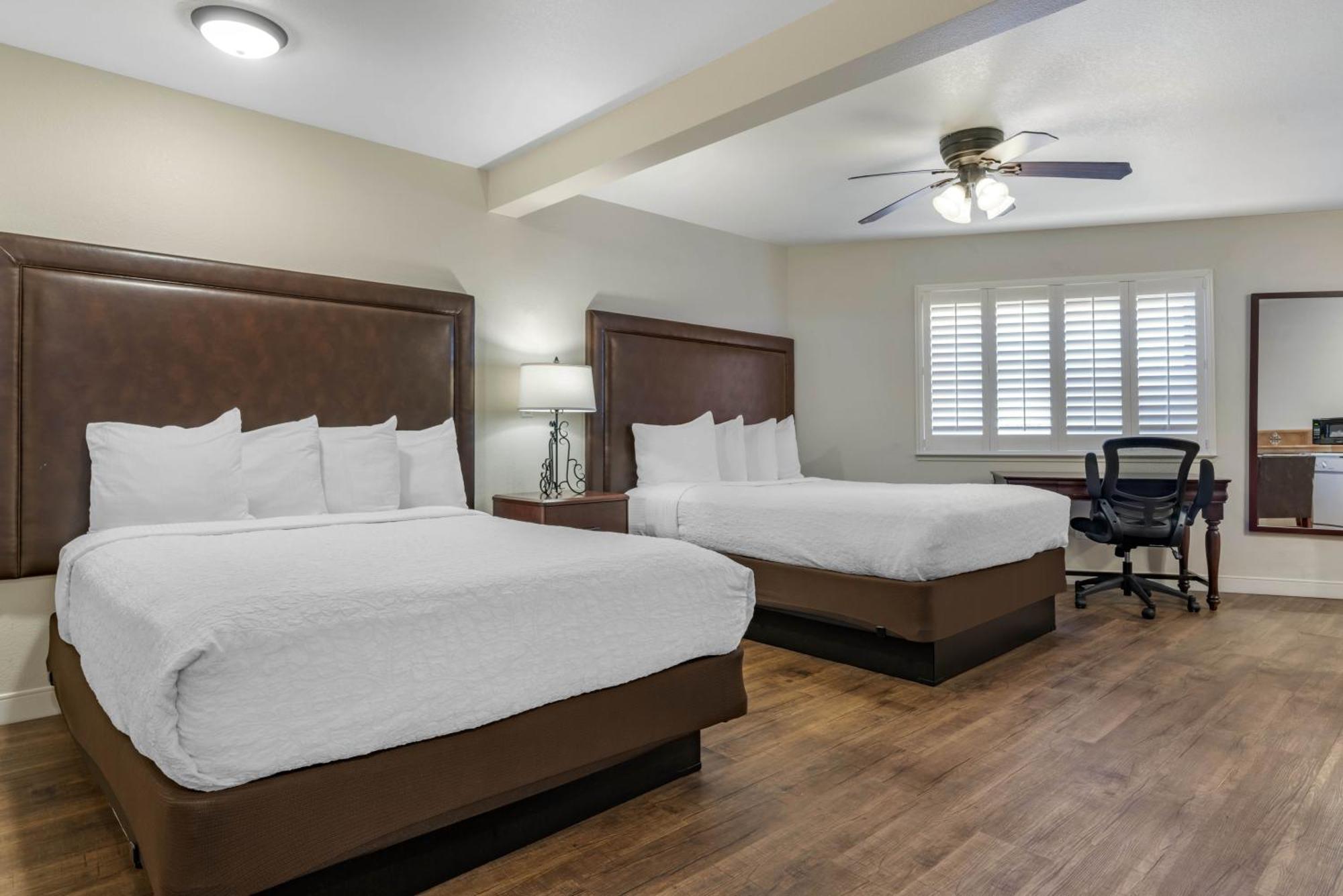 Studio Queen Suite Two Queen Beds Sofa Bed Full Kitchen Patio Non-Smoking,1742733003:JPEG