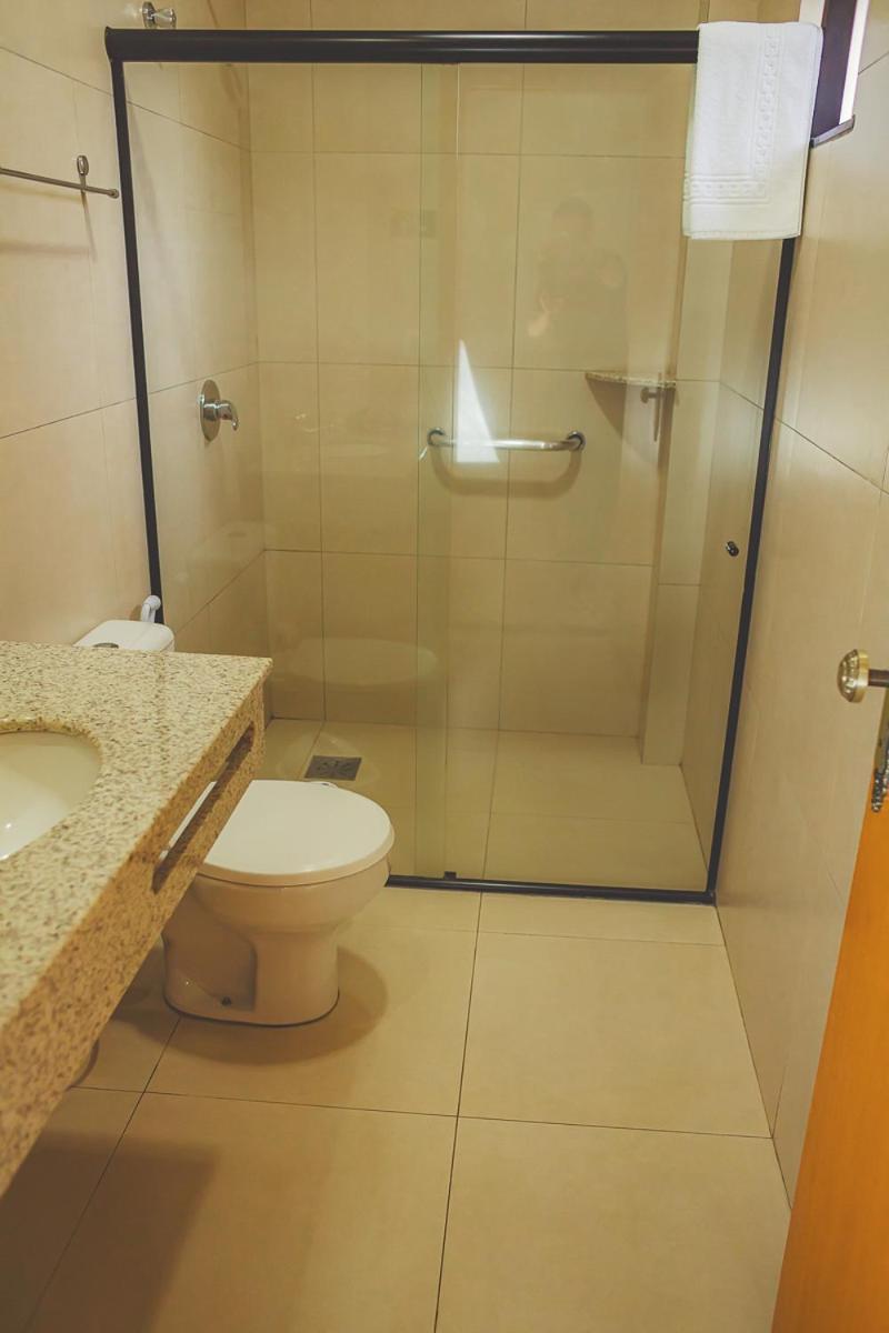 Quarto Grande com Cama de Casal ou 2 de Solteiro