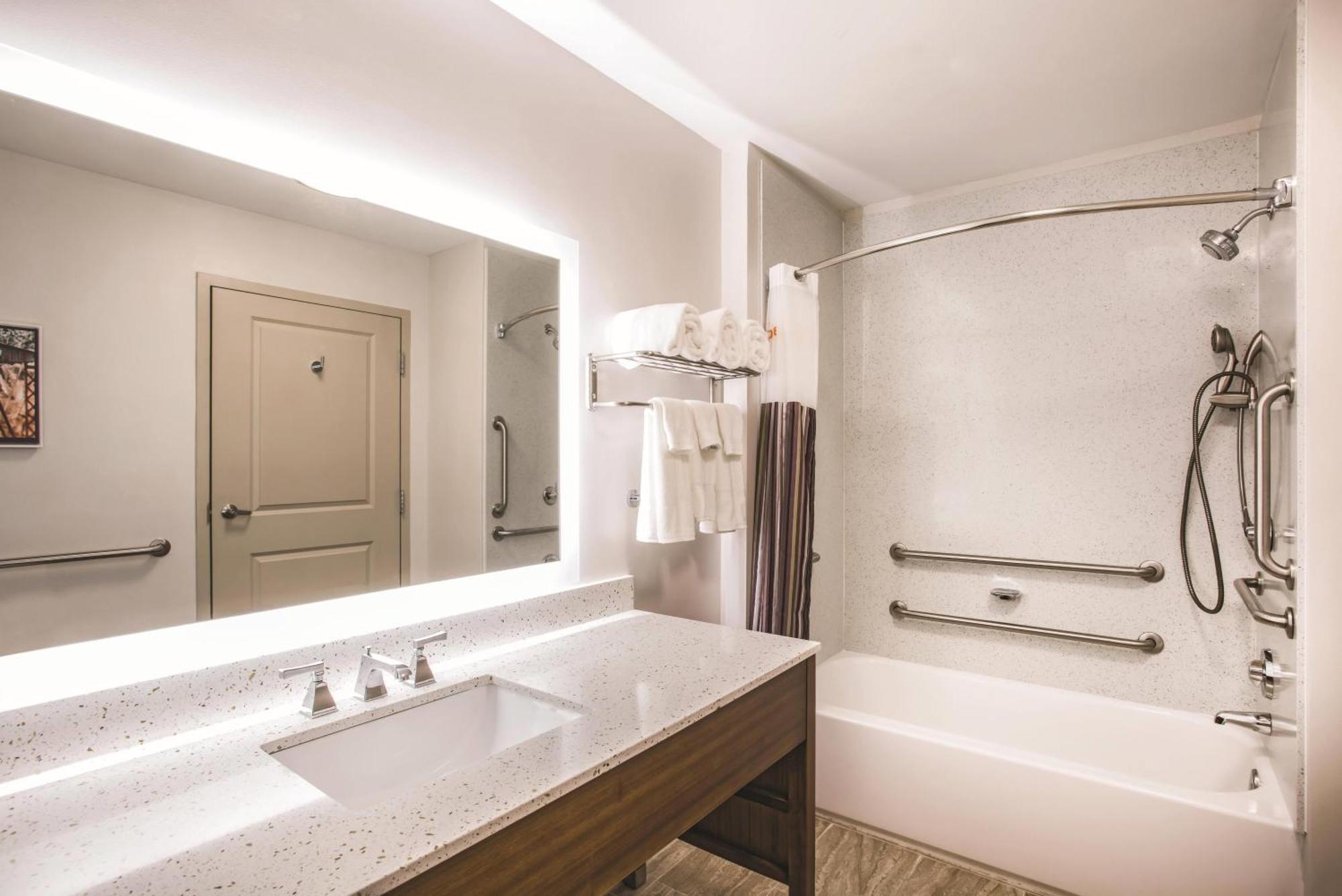 Queen Room with Two Queen Beds and Mobility/Hearing Access - Non-Smoking