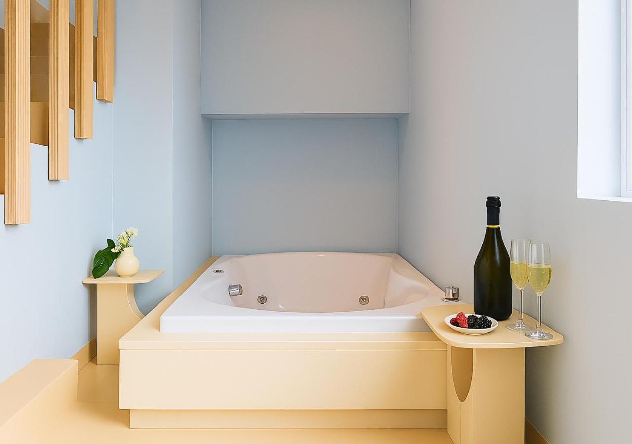 Suite Hot Tub,1765755394:JPEG