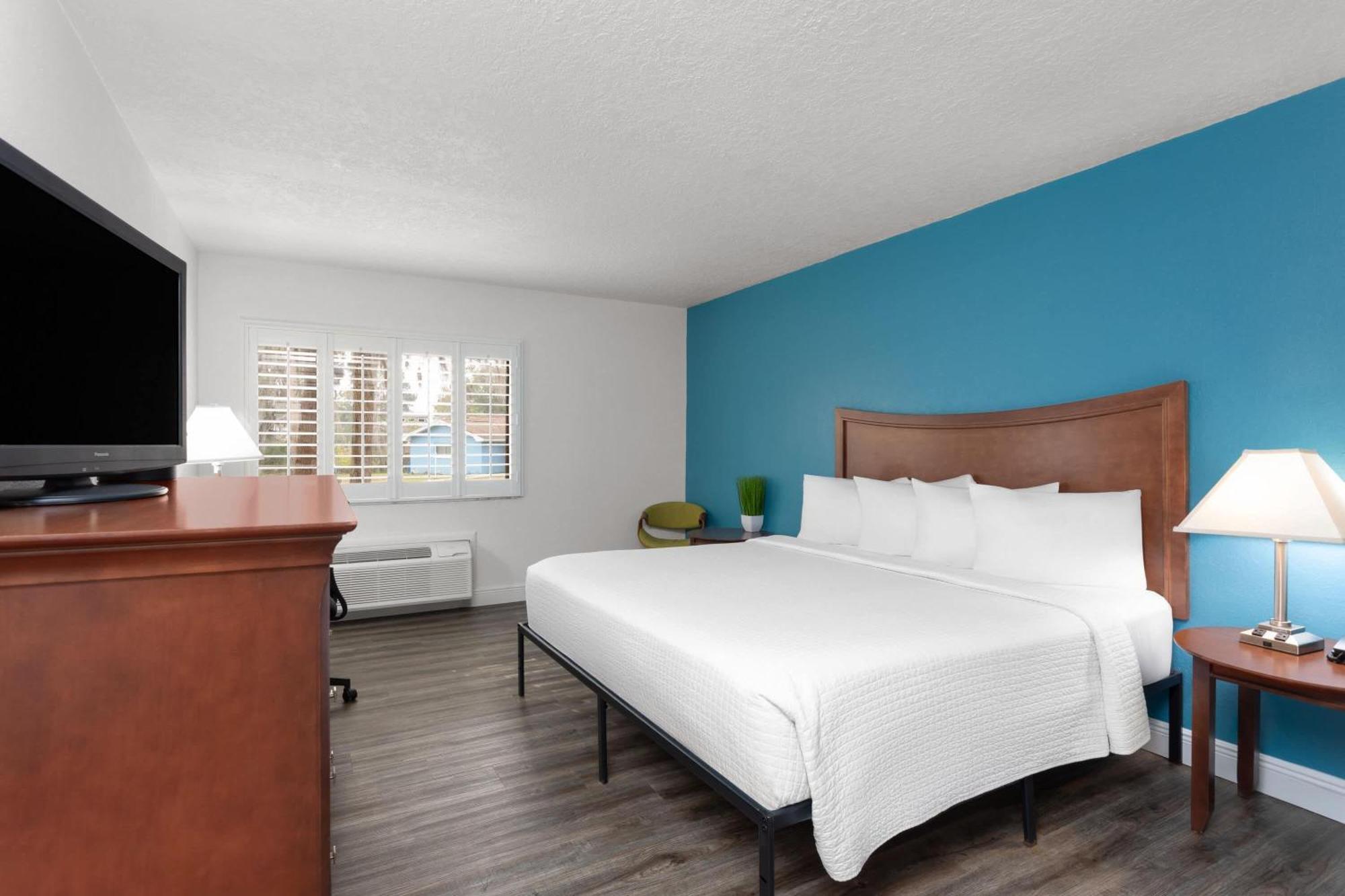 Deluxe King Room - Non-Smoking