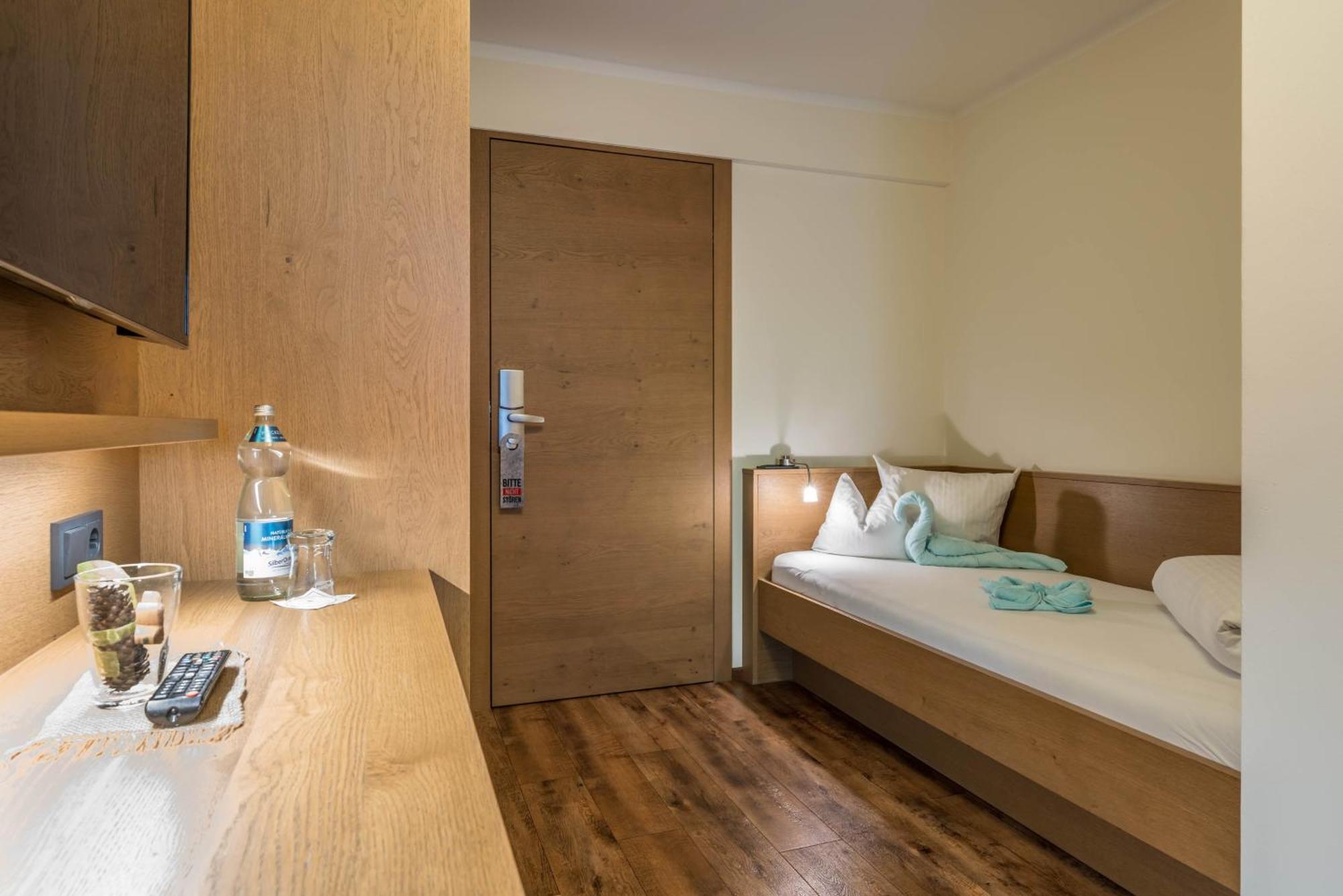 Einzelzimmer mit Balkon