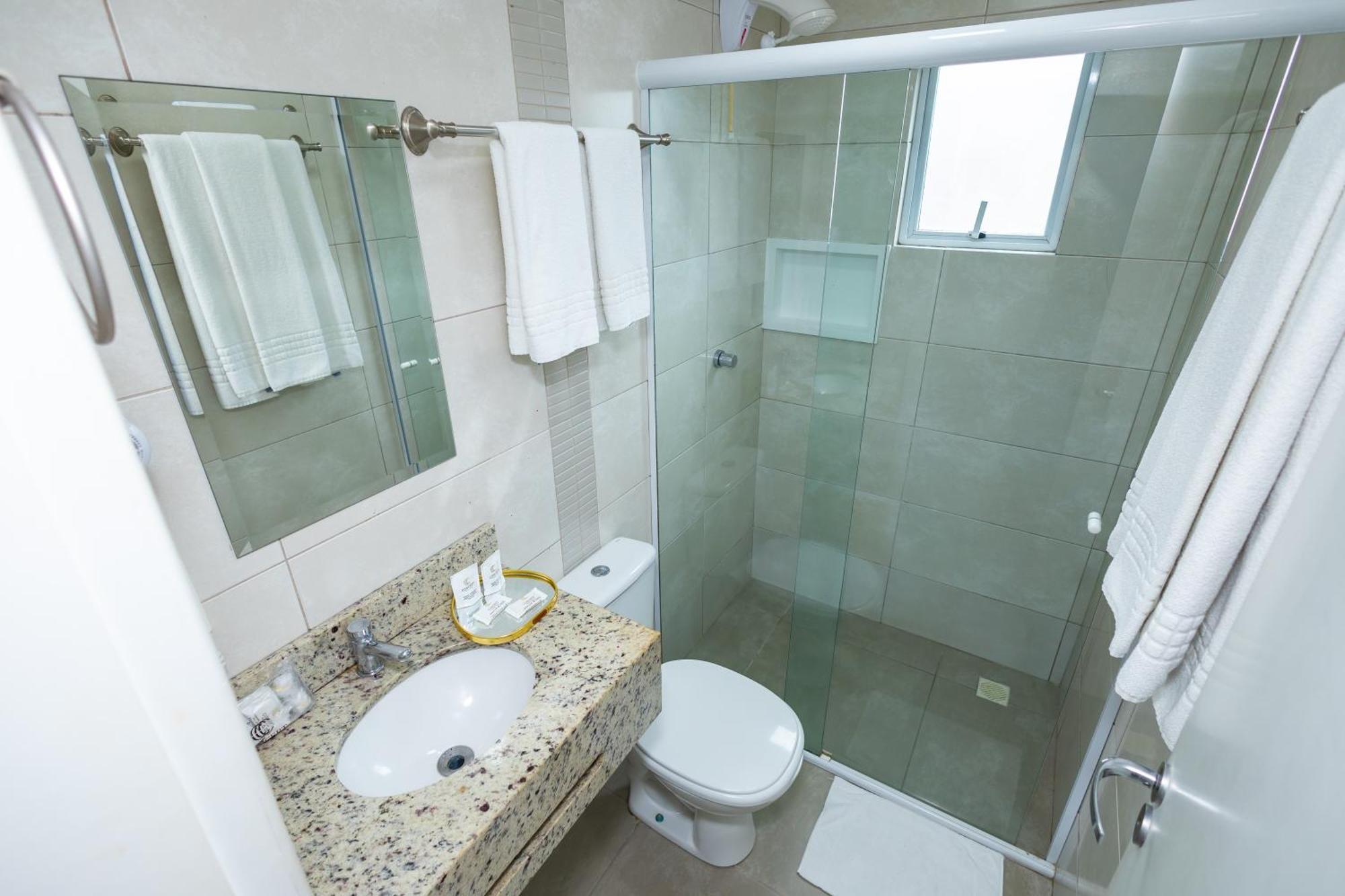 Quarto Triplo de Luxo com 1 Cama de Casal e 1 Cama de Solteiro