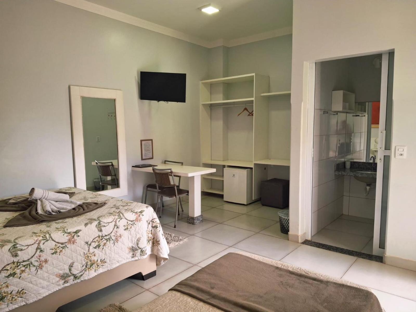 Quarto Grande com Cama de Casal ou 2 de Solteiro