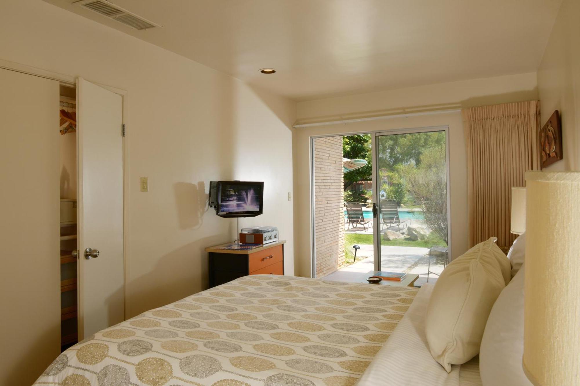 Queen Room with Pool View,1743158314:JPEG