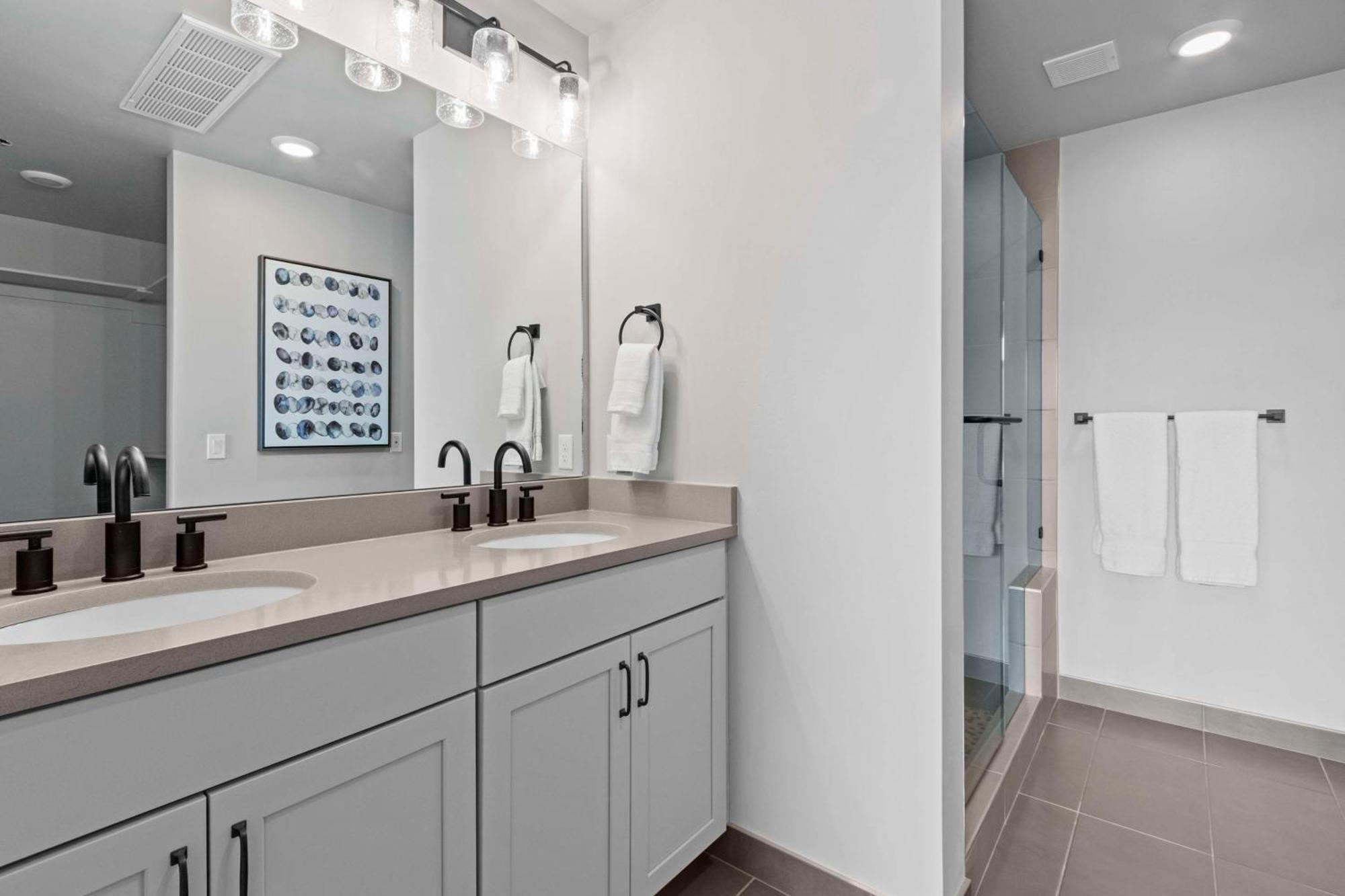 Wolper Three-Bedroom Suite 2 Queens 2 Kings Sofa Sleeper,1743372083:JPEG