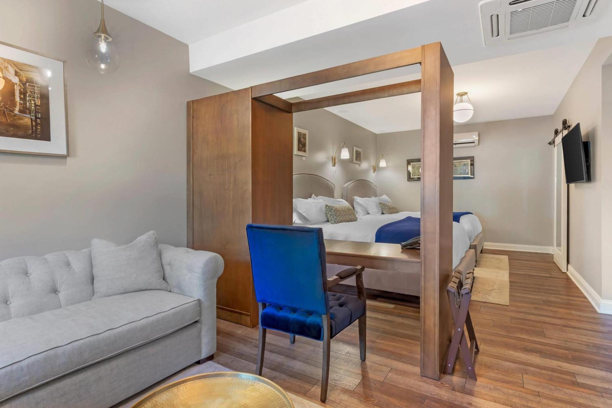 Queen Suite with Two Queen Beds and Sofa - Non Smoking