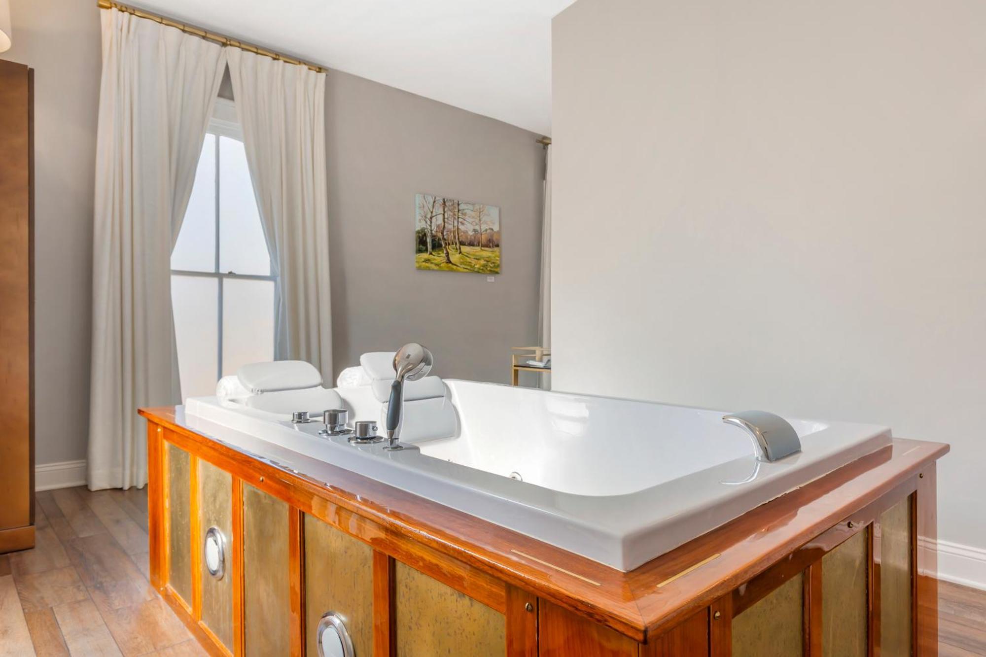 Large King Suite with Courtyard View - Non Smoking
