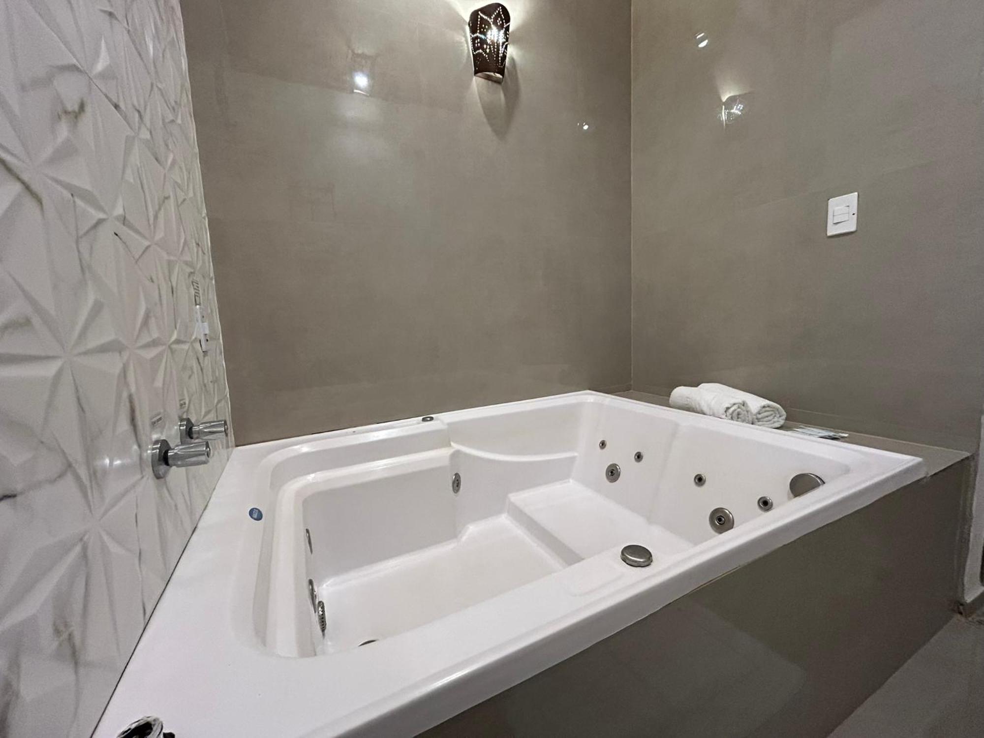 Quarto Duplo com Banheira de Hidromassagem