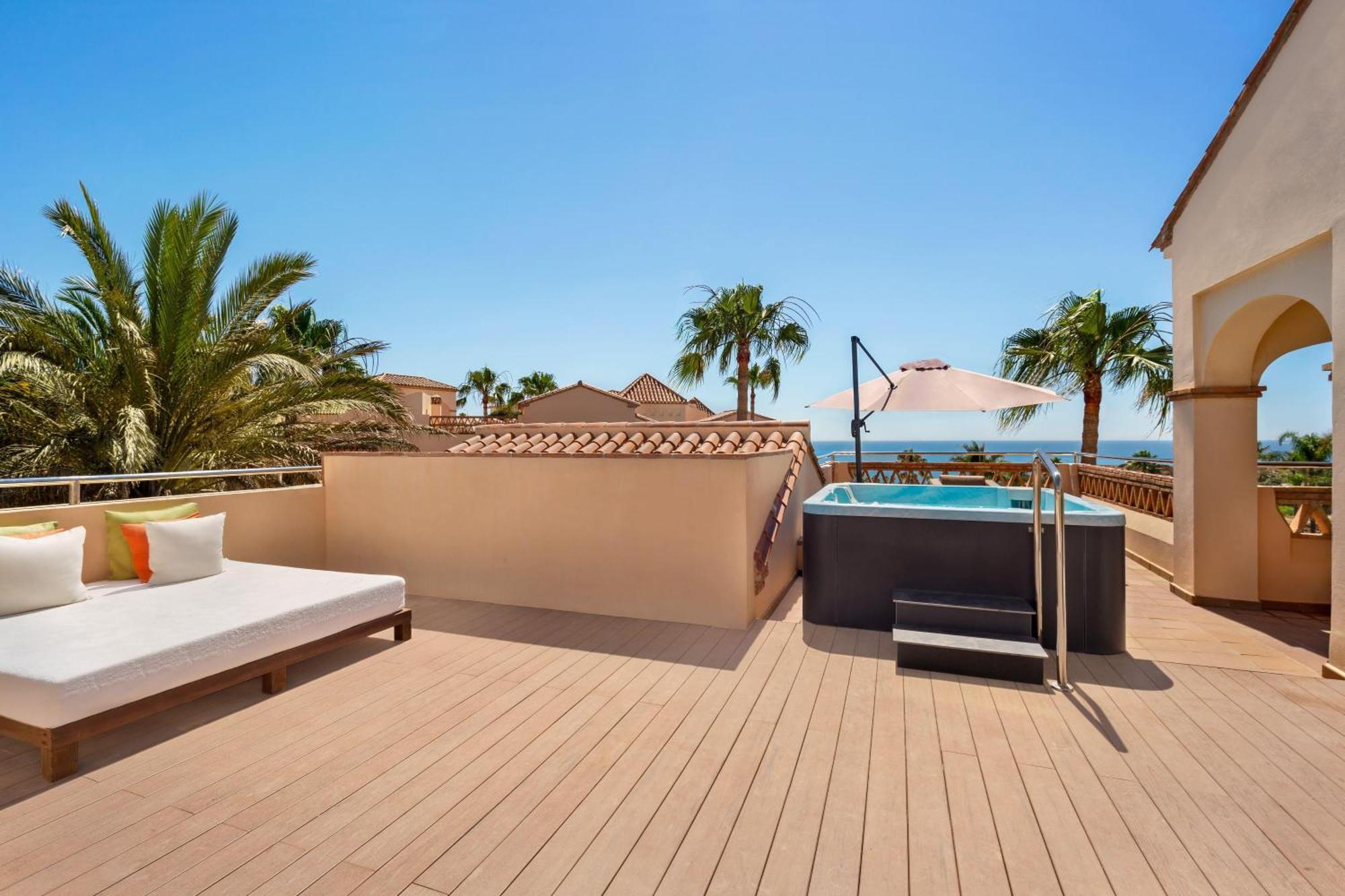Suite Grand de 3 dormitorios con bañera de hidromasaje y vistas al mar