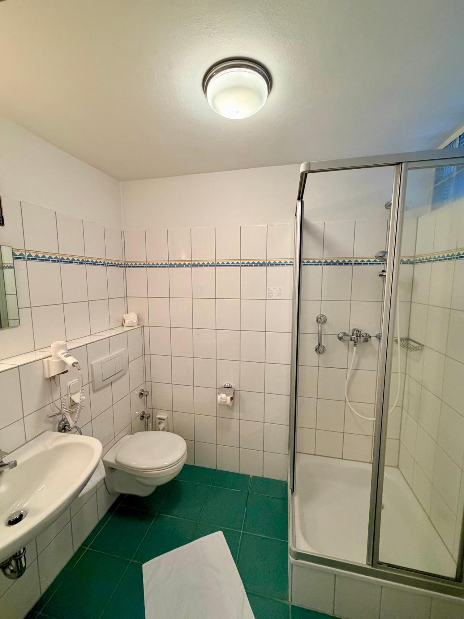 Einzelzimmer mit Gemeinschaftsbad