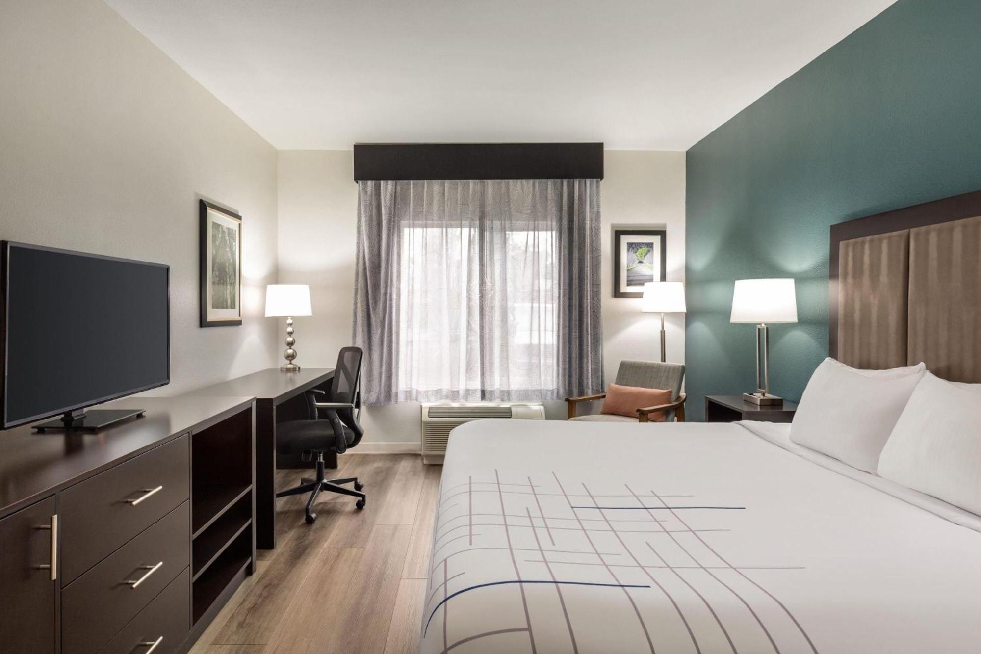 Queen Room with Two Queen Beds and Bath Tub - Mobility/Hearing Accessible - Non-Smoking