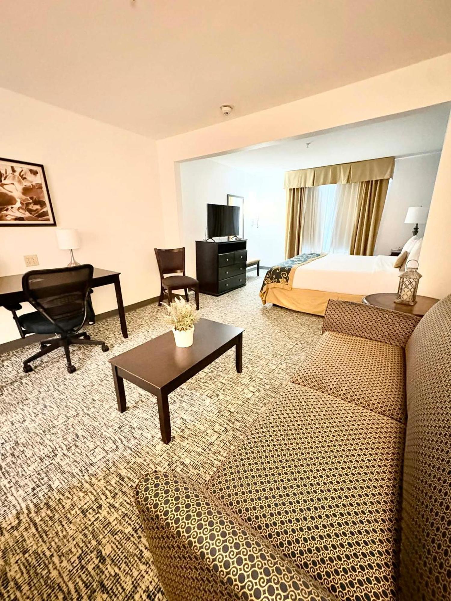 Deluxe King Room - Non-Smoking