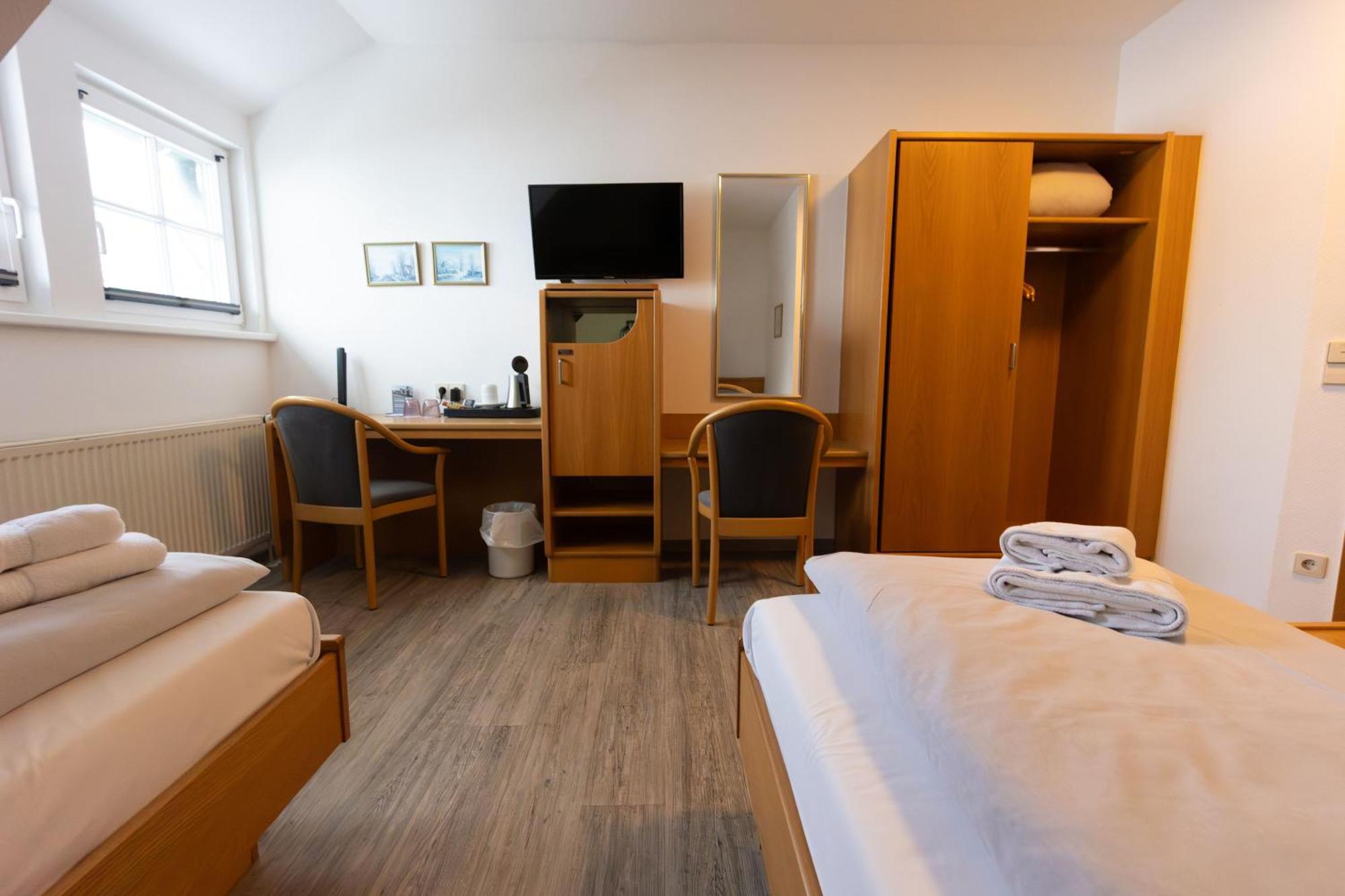 Zweibettzimmer mit Gartenblick